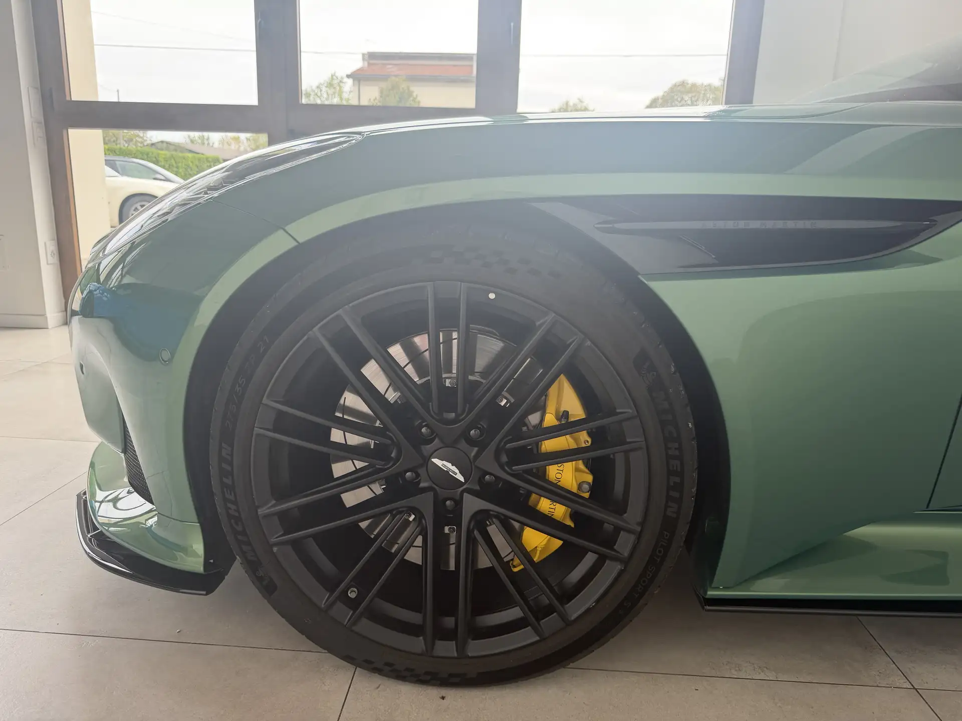 애스턴마틴 DB12 4.0 V8 2024 청록 사진 8