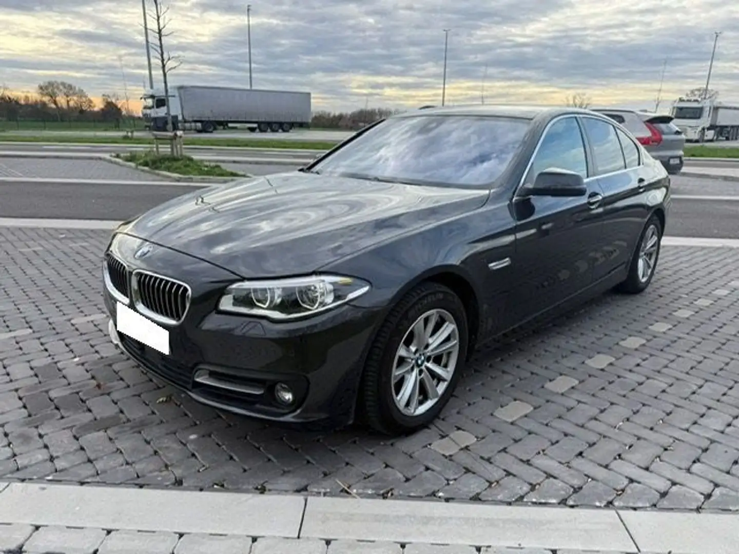 BMW 520 (F10) 520DA 184CH LUXURY Zwart - 1