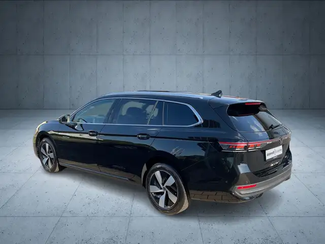 Volkswagen Passat view 3
