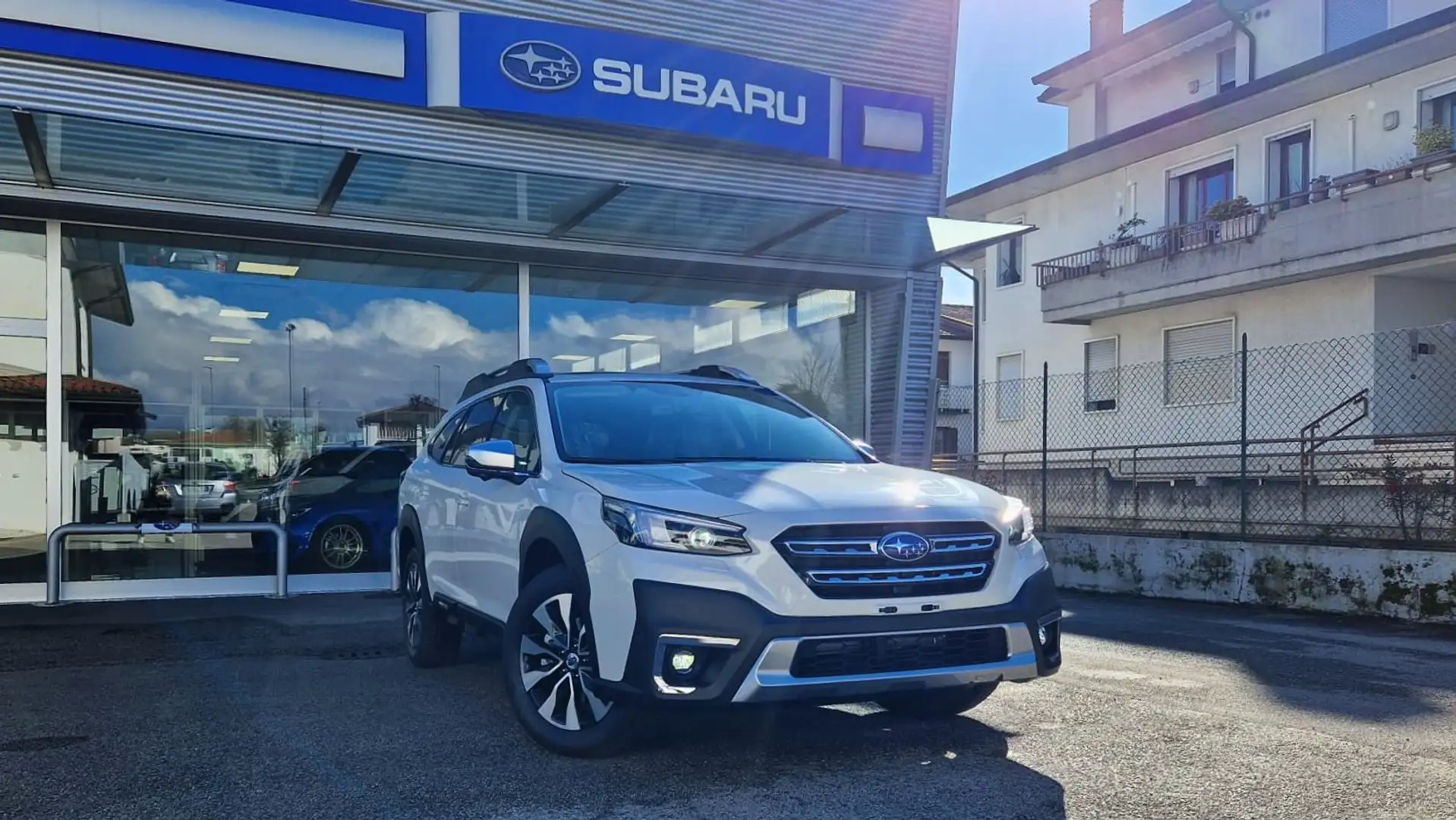 Subaru OUTBACK 2.5i CVT Premium 4x4 - 8 anni di garanzia Bianco - 1