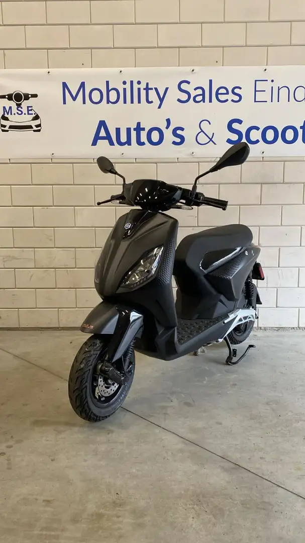 Piaggio One Electrische Bromscooter 60 km/u Nieuwstaat Zwart - 2
