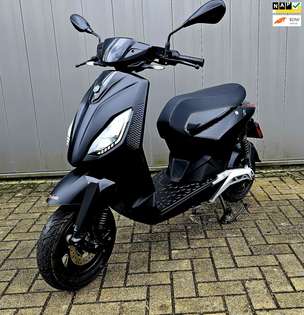 Piaggio One Electrische Bromscooter 60 km/u Nieuwstaat