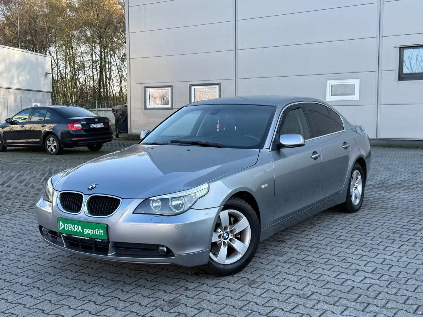 BMW 520 i Limousine/AUTOMATIK/PDC-VH/TEILLEDER/NAVI// Grau - 1