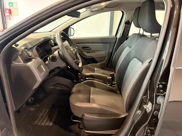 Dacia Duster view 8