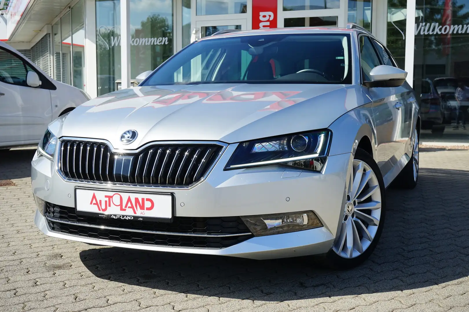 Skoda Superb Combi 2.0 TDI DSG Style Columbus ACC AHK Silber - 2