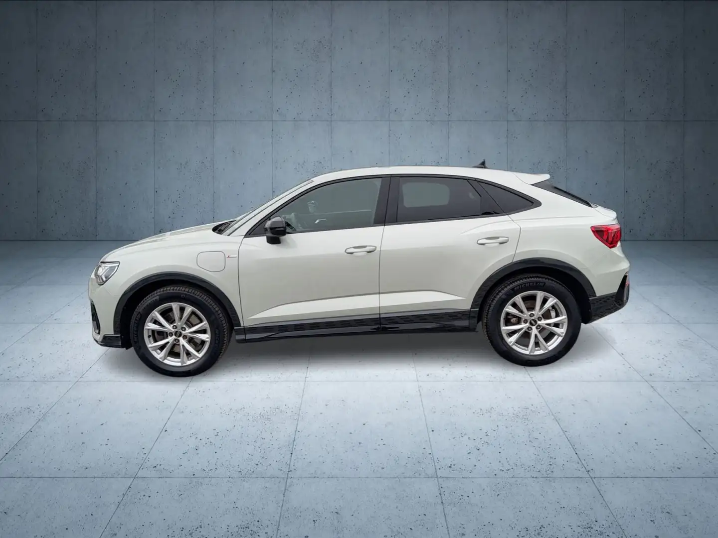 Audi Q3 S line 45 TFSI e Nav/Sonos/Matrix/A Silber - 2