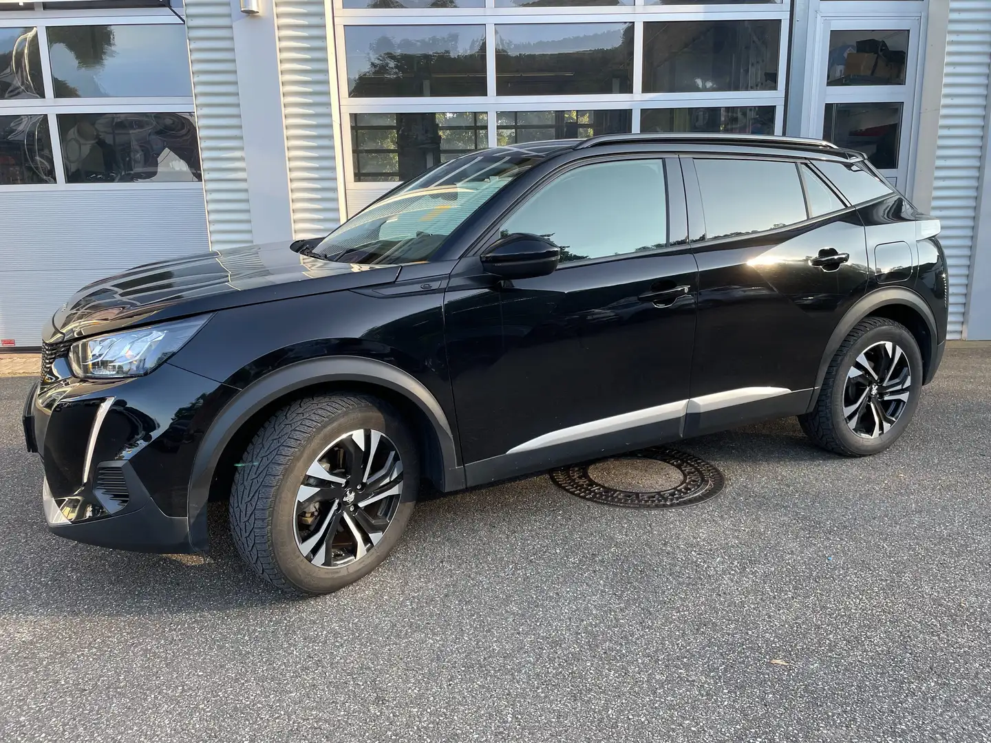 Peugeot 2008 (e-) Allure, Navi, Rückfahrkamera, Sitzheizung Schwarz - 2