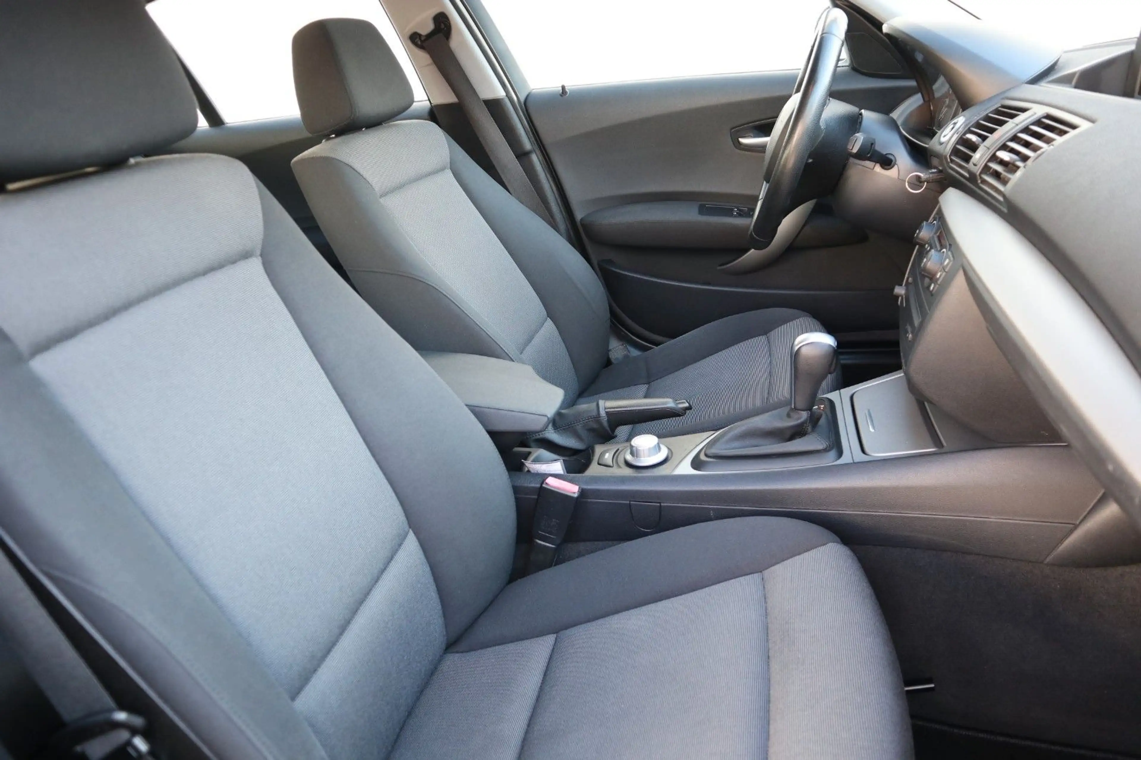 BMW 118 i Automatik Navi Sitzh. Steuerkette & TÜV NEU — photo 10