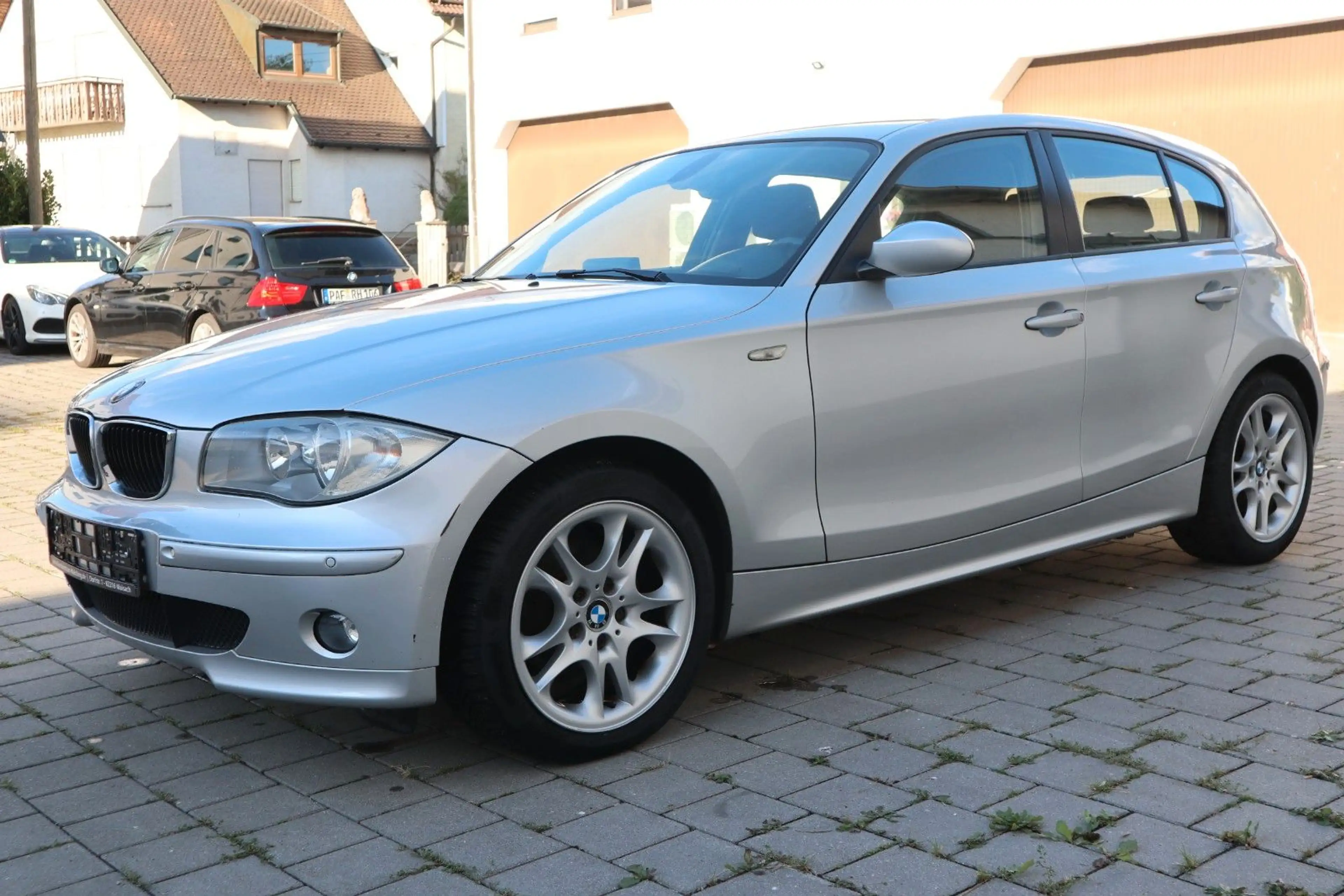 BMW 118 i Automatik Navi Sitzh. Steuerkette & TÜV NEU