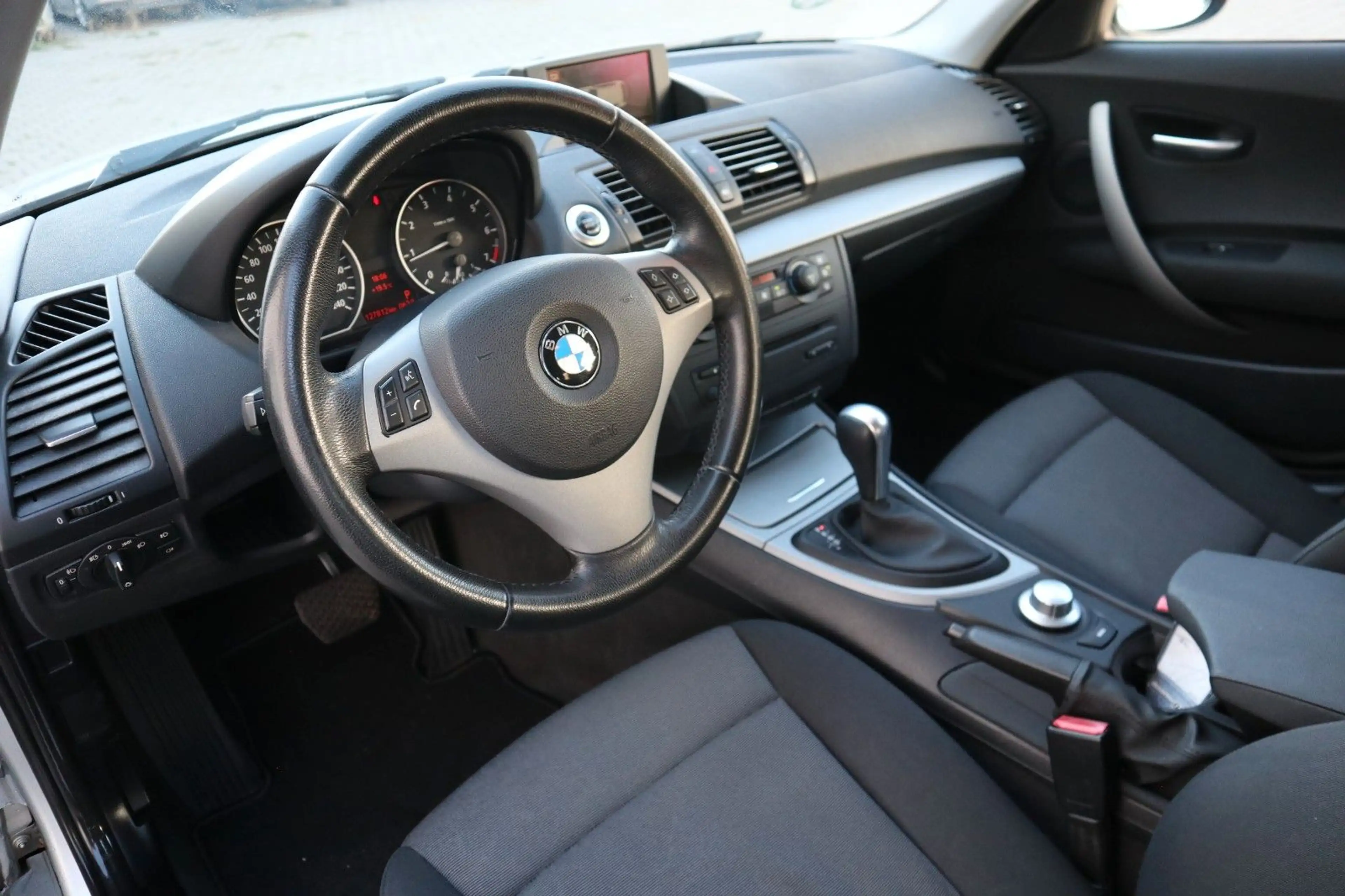 BMW 118 i Automatik Navi Sitzh. Steuerkette & TÜV NEU — photo 15