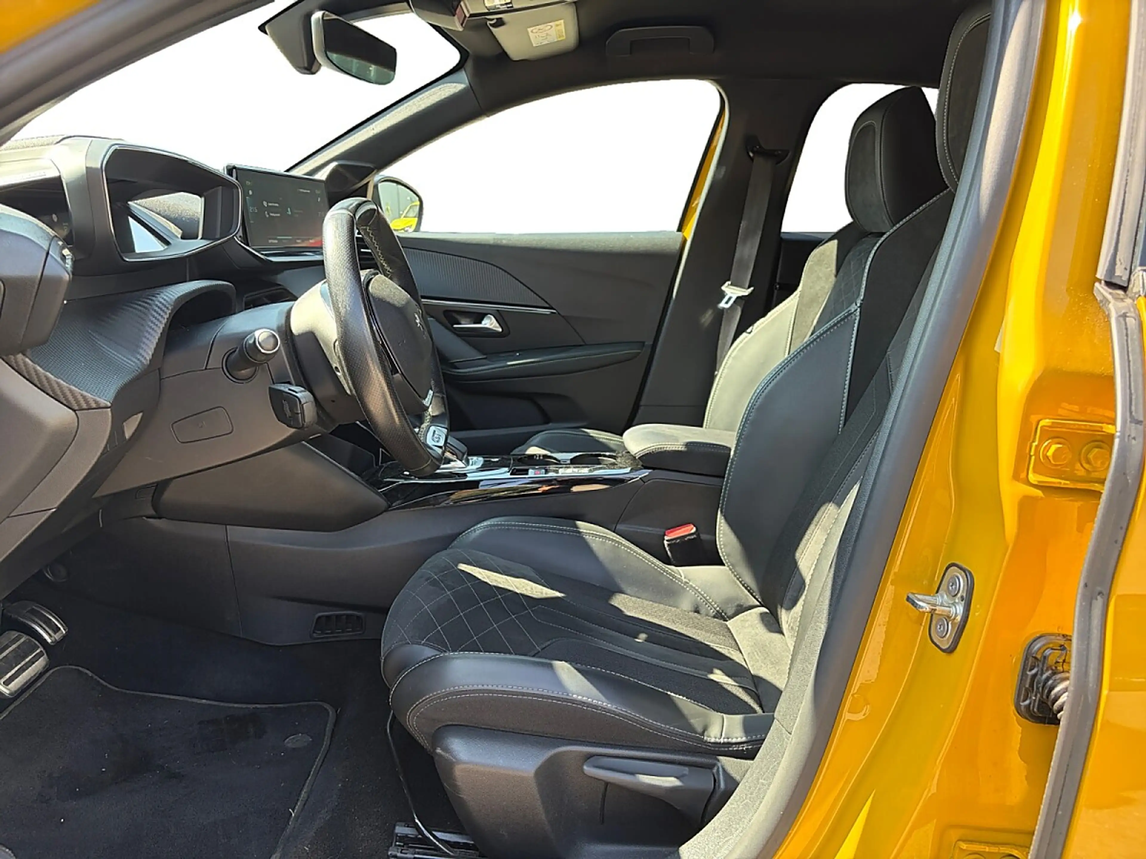 Peugeot e-208 136PS 50kWh GT — photo 9