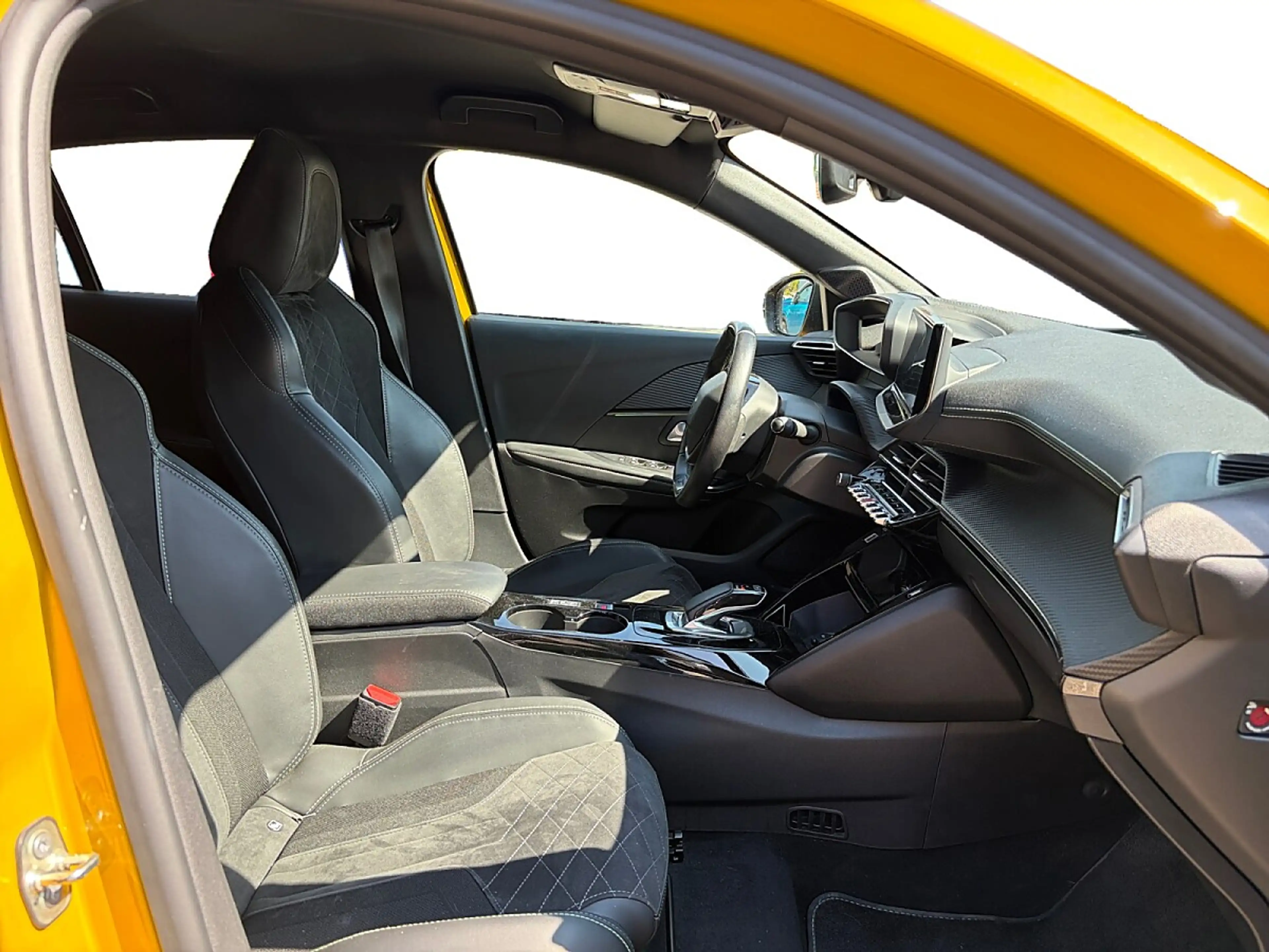 Peugeot e-208 136PS 50kWh GT — photo 11