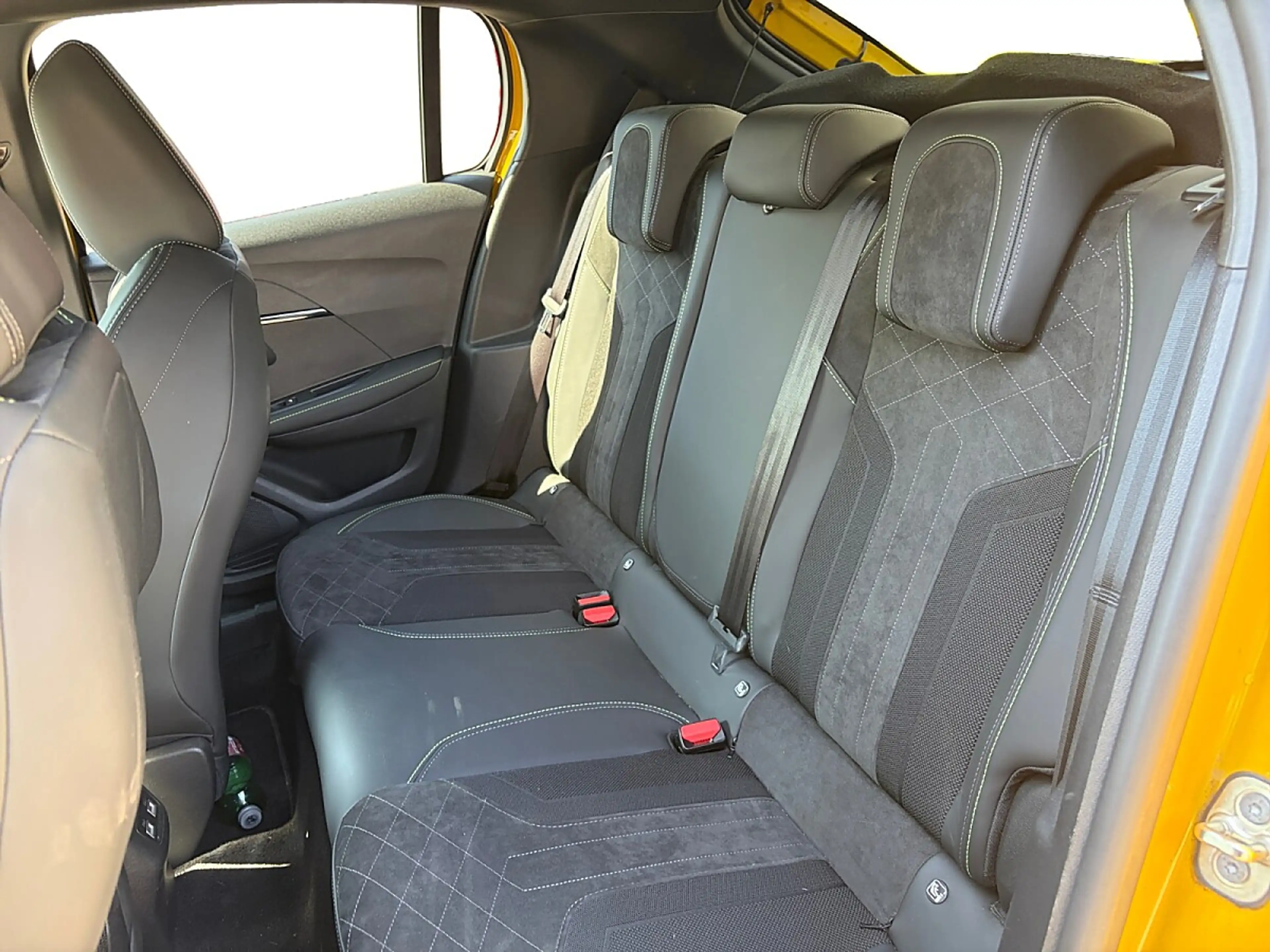 Peugeot e-208 136PS 50kWh GT — photo 12
