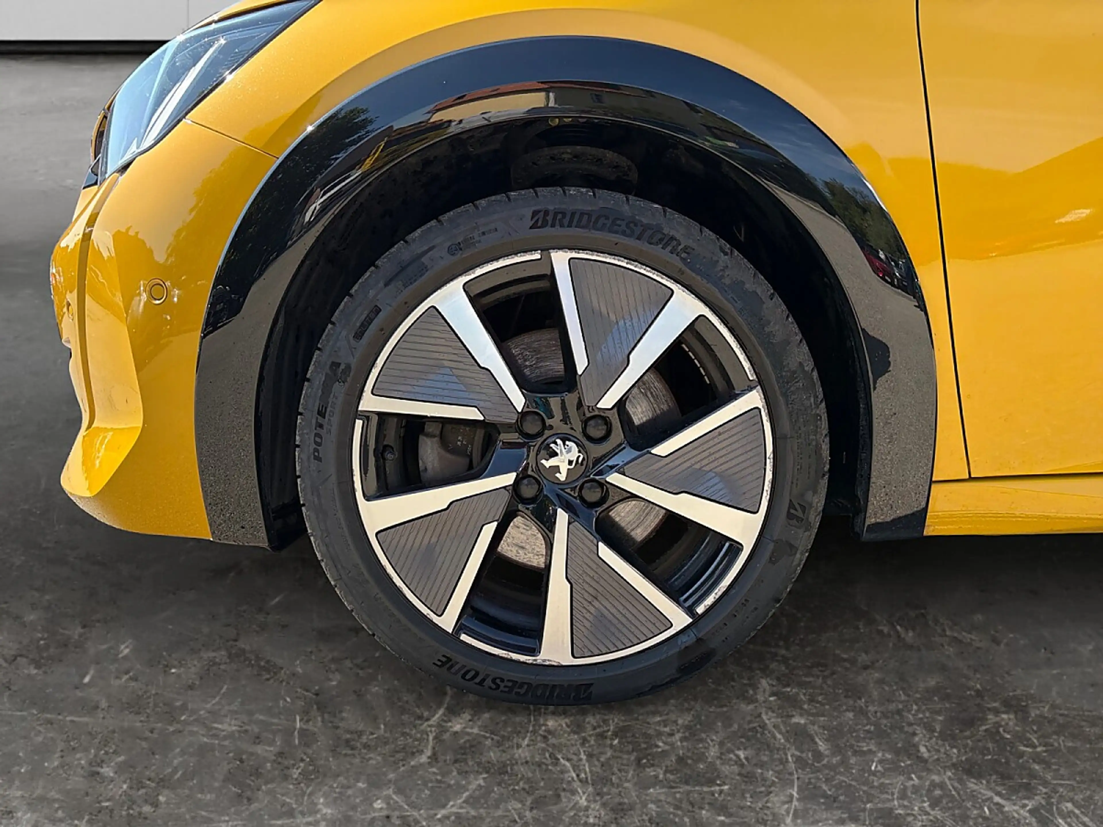 Peugeot e-208 136PS 50kWh GT — photo 15