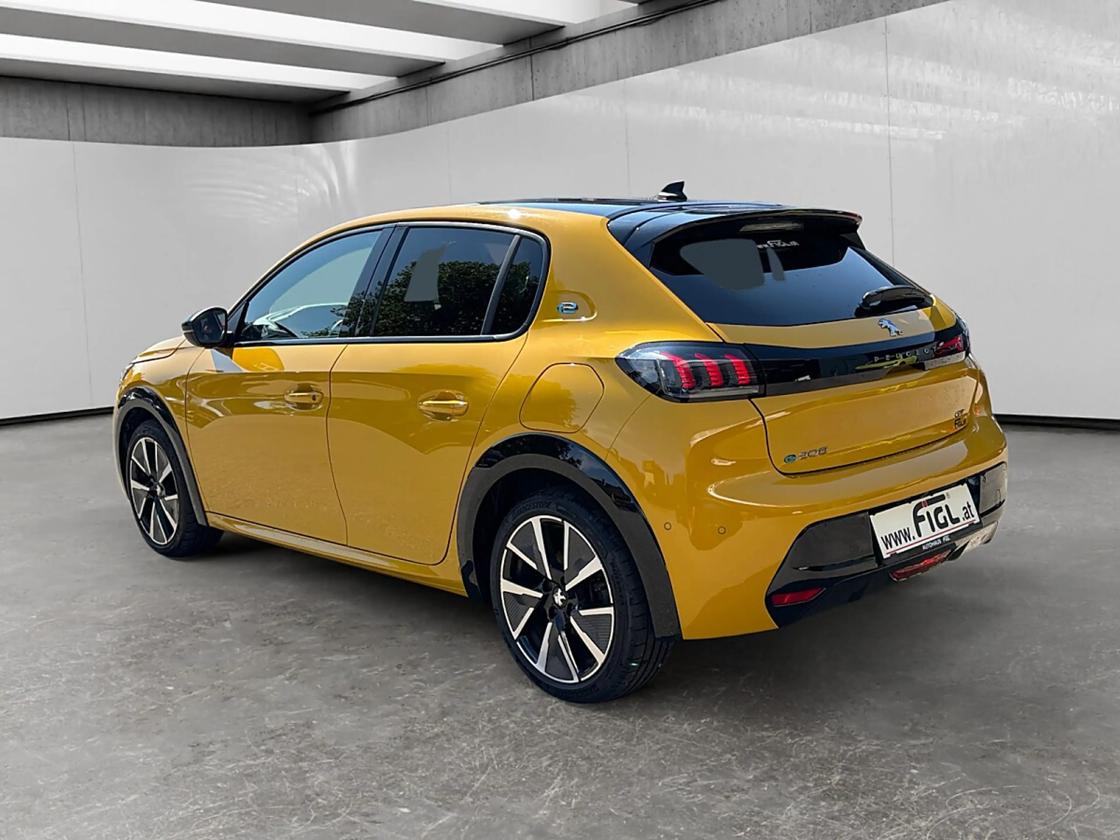 Peugeot e-208 136PS 50kWh GT — photo 5