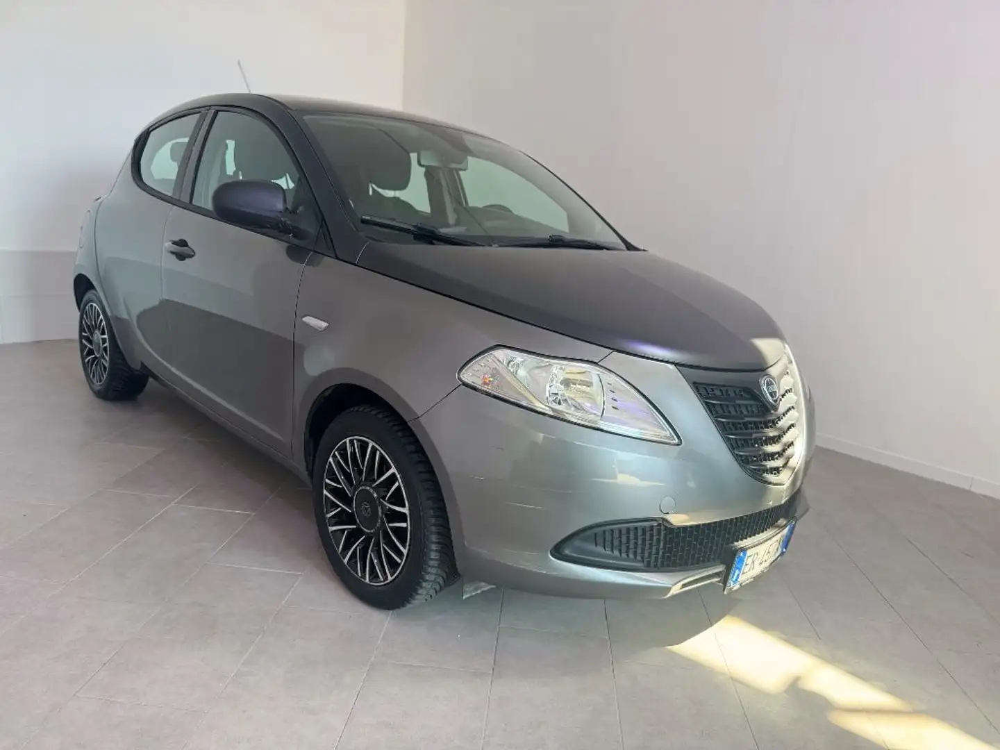 Lancia Ypsilon 1.2 69 CV 5 porte Platinum Gris - 2