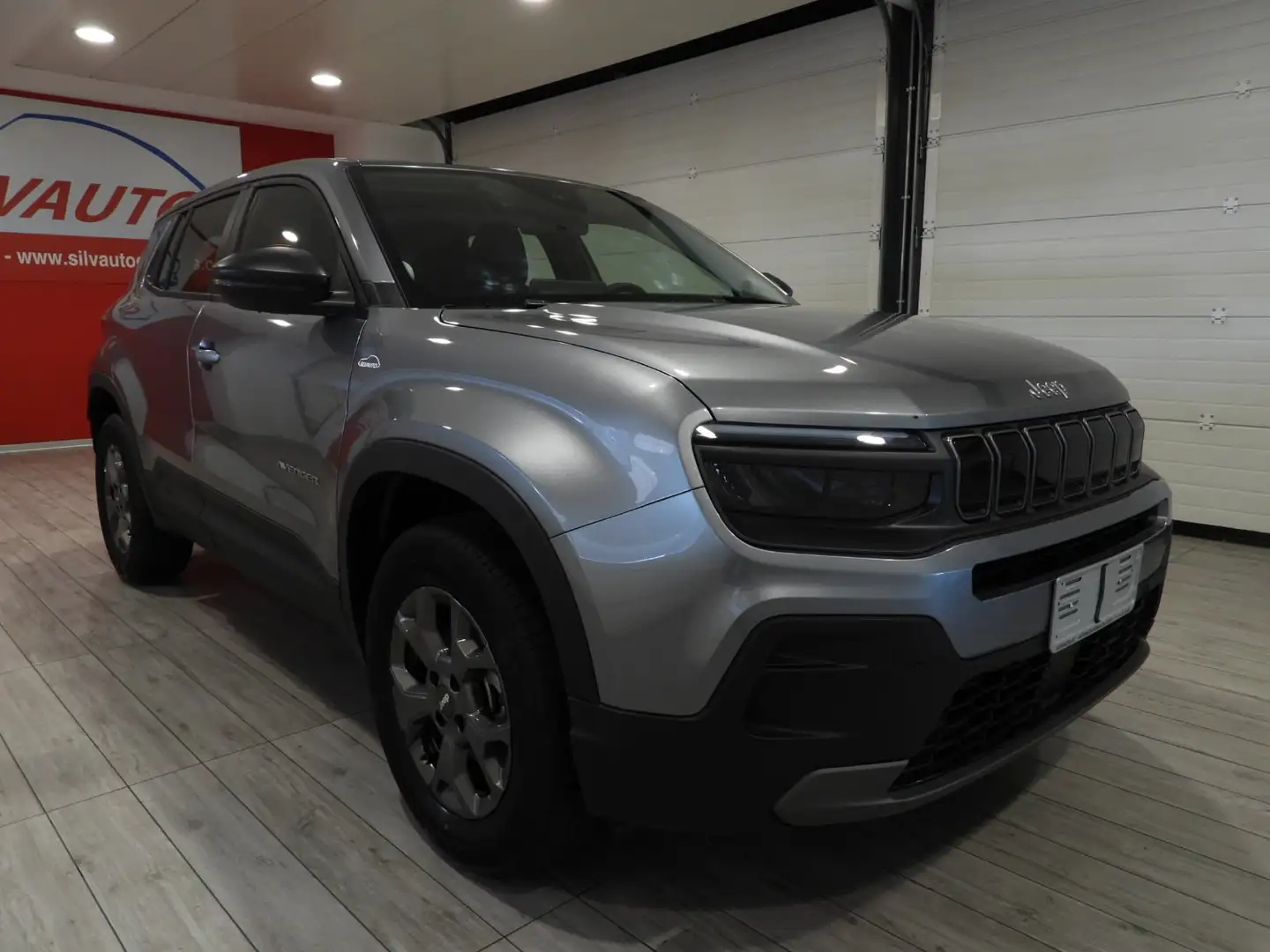 Jeep Avenger 1.2 TURBO E-HYBRID EDCT6 100CV LONGITUDE MY’25 Grijs - 2