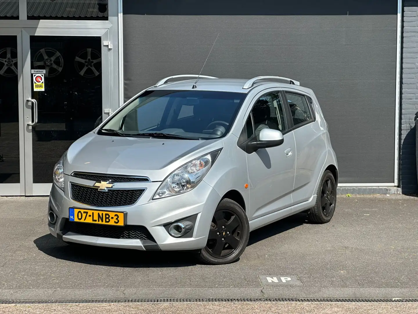 Chevrolet Spark 1.2 16V LT CLIMA / PARKEERSENSOREN / ZWARTE VELGEN Grigio - 1