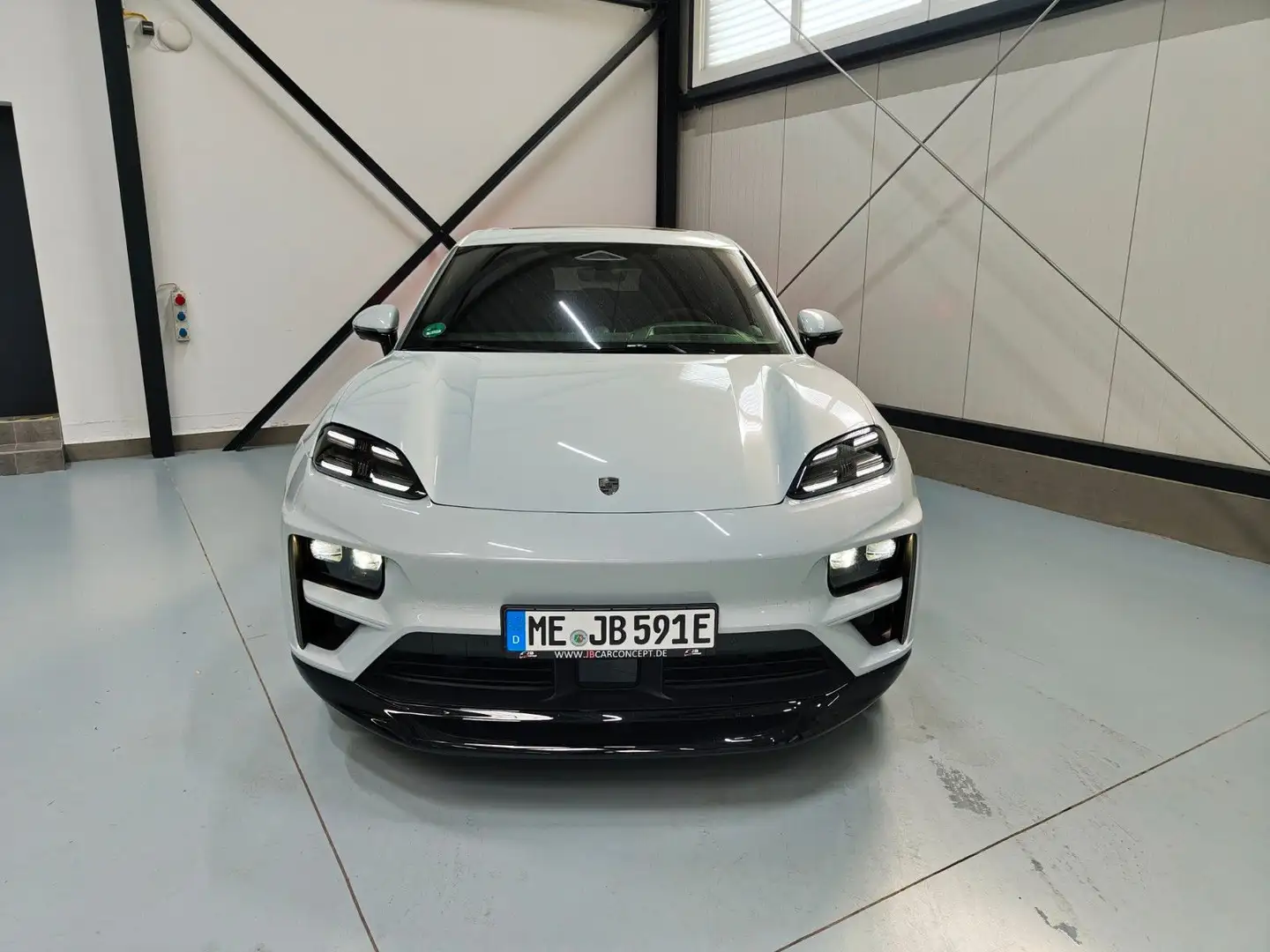 Porsche Macan Turbo Electric Grau - 2