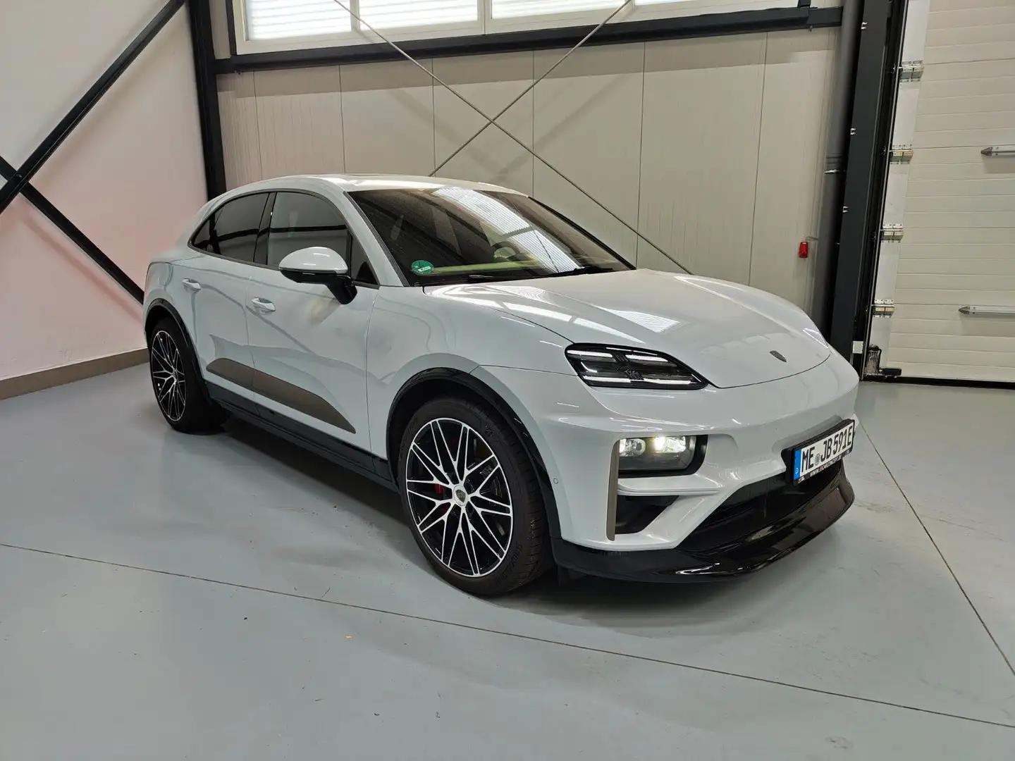 Porsche Macan Turbo Electric Grau - 1
