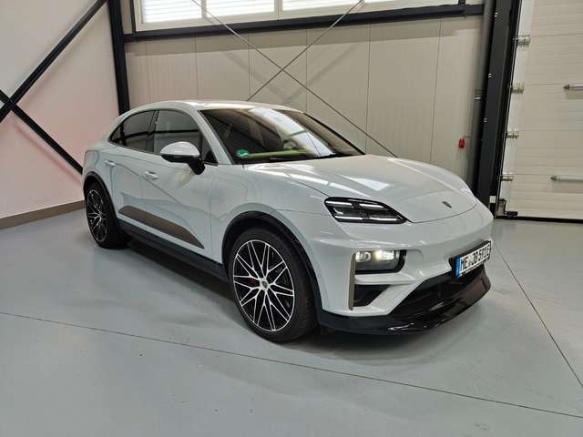 Imagine Porsche Macan Turbo Electric