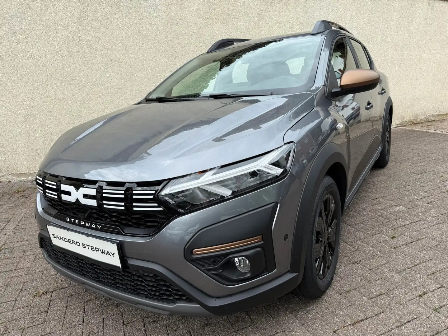 Dacia Sandero TCe 110 Stepway Extreme *SOFORT* Grijs - 1