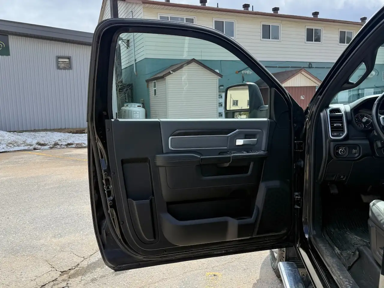 RAM 3500 снимка RAM 3500
