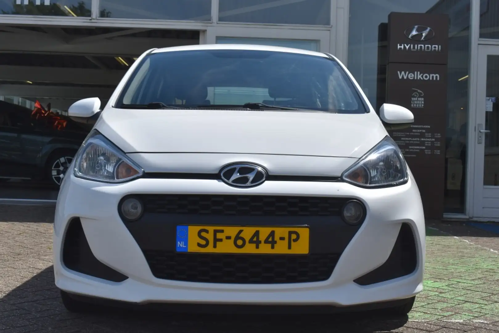 Hyundai i10 1.0i Comfort Airco/Cruise "RIJKLAARPRIJS" Wit - 2