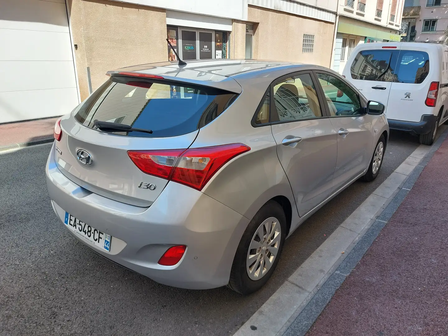 Hyundai i30 1.4L 100 BlueDrive Initia 5portes 1ère main FR Argent - 2