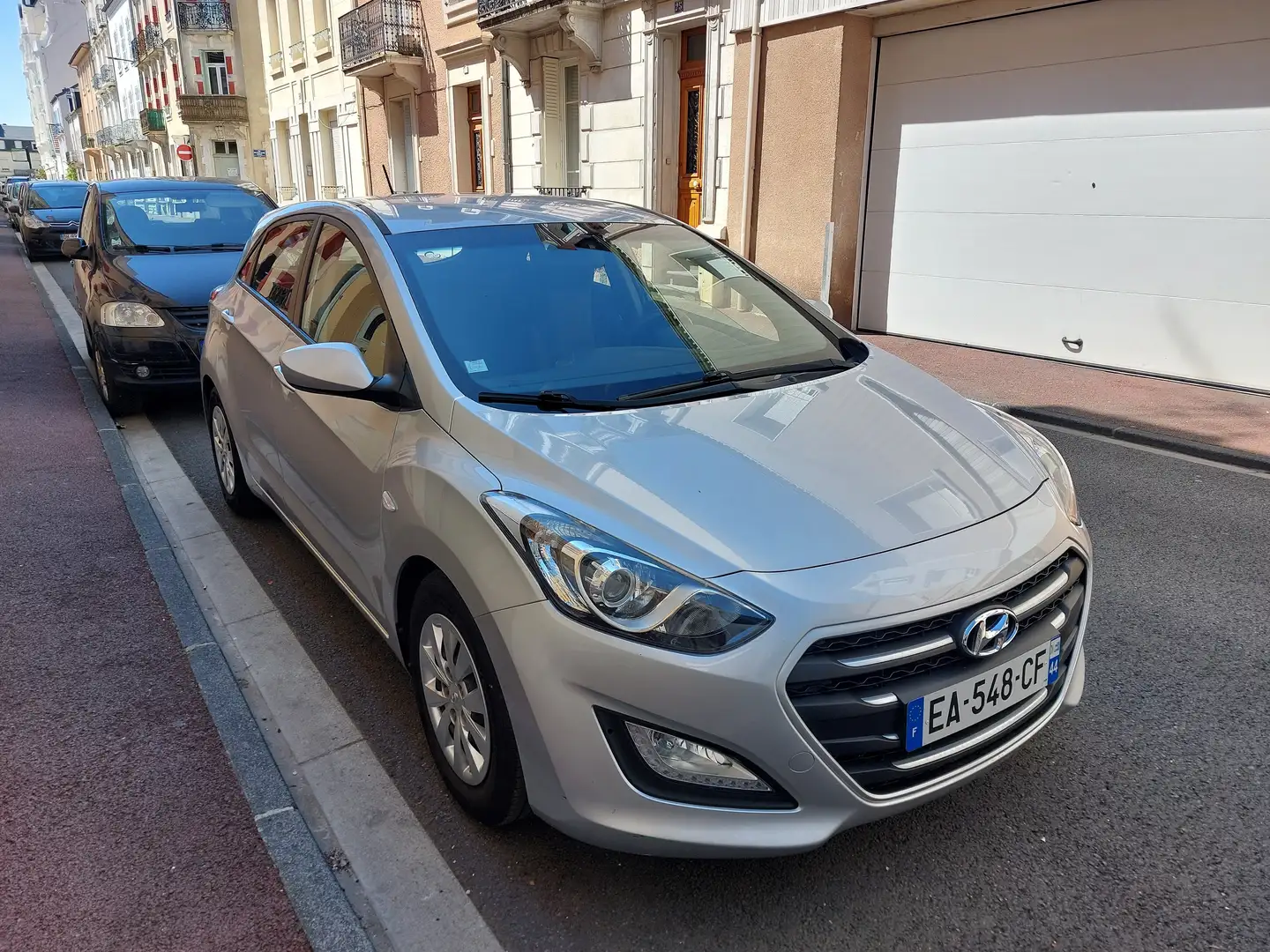 Hyundai i30 1.4L 100 BlueDrive Initia 5portes 1ère main FR Argent - 1