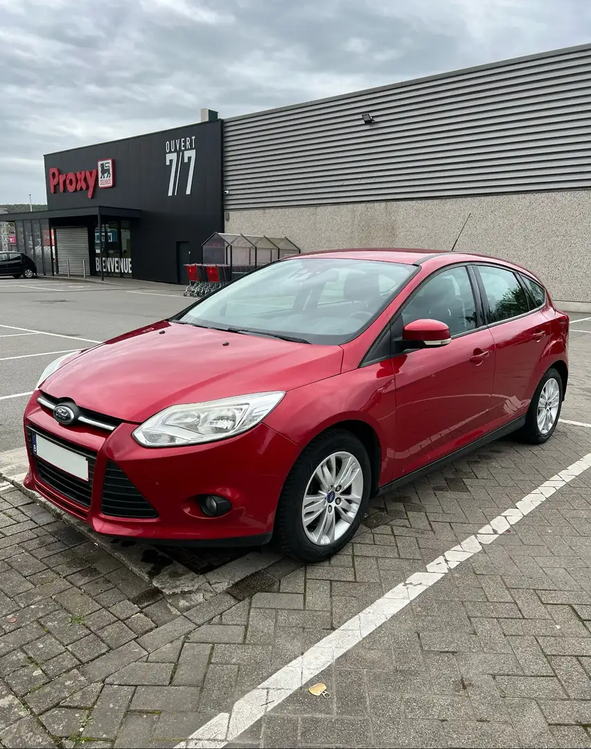 Ford Focus 2011 - 1.6 Essence - Boîte manuelle - 80.000km Rood - 1