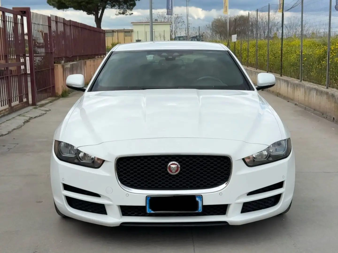 Jaguar XE XE 2.0 D Turbo 180CV aut. Pure Blanco - 1