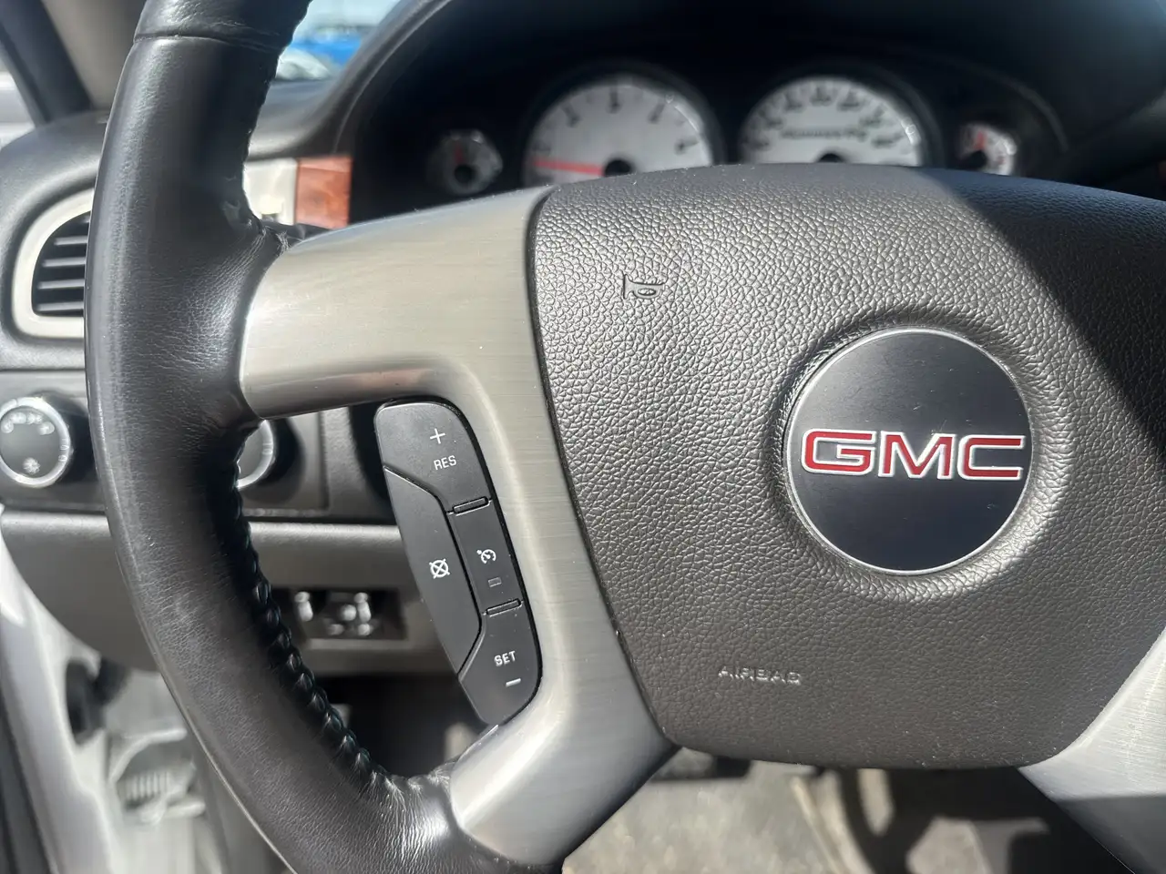 GMC Yukon снимка GMC Yukon