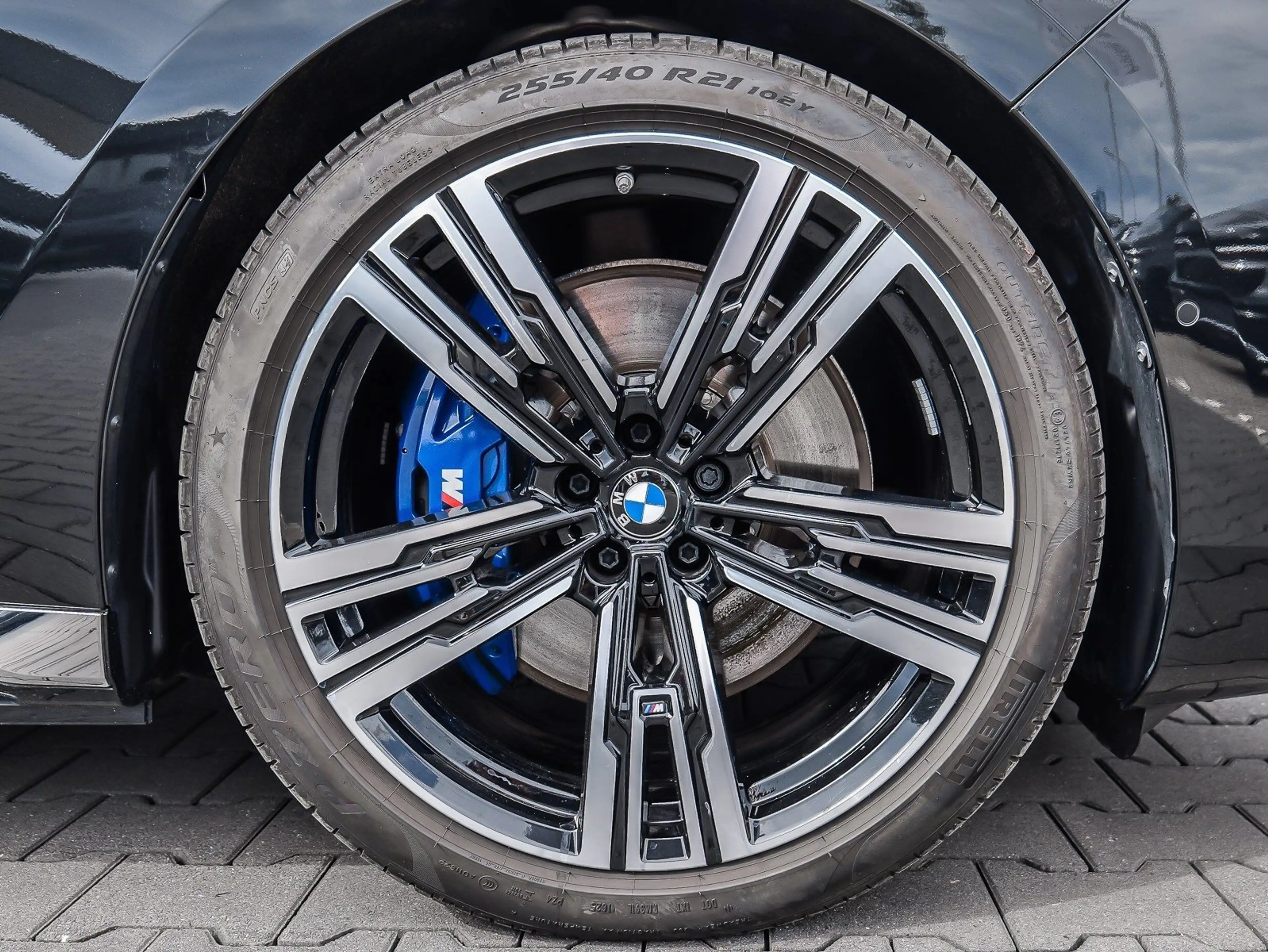 BMW i7 M70 xDrive Limousine — photo 4