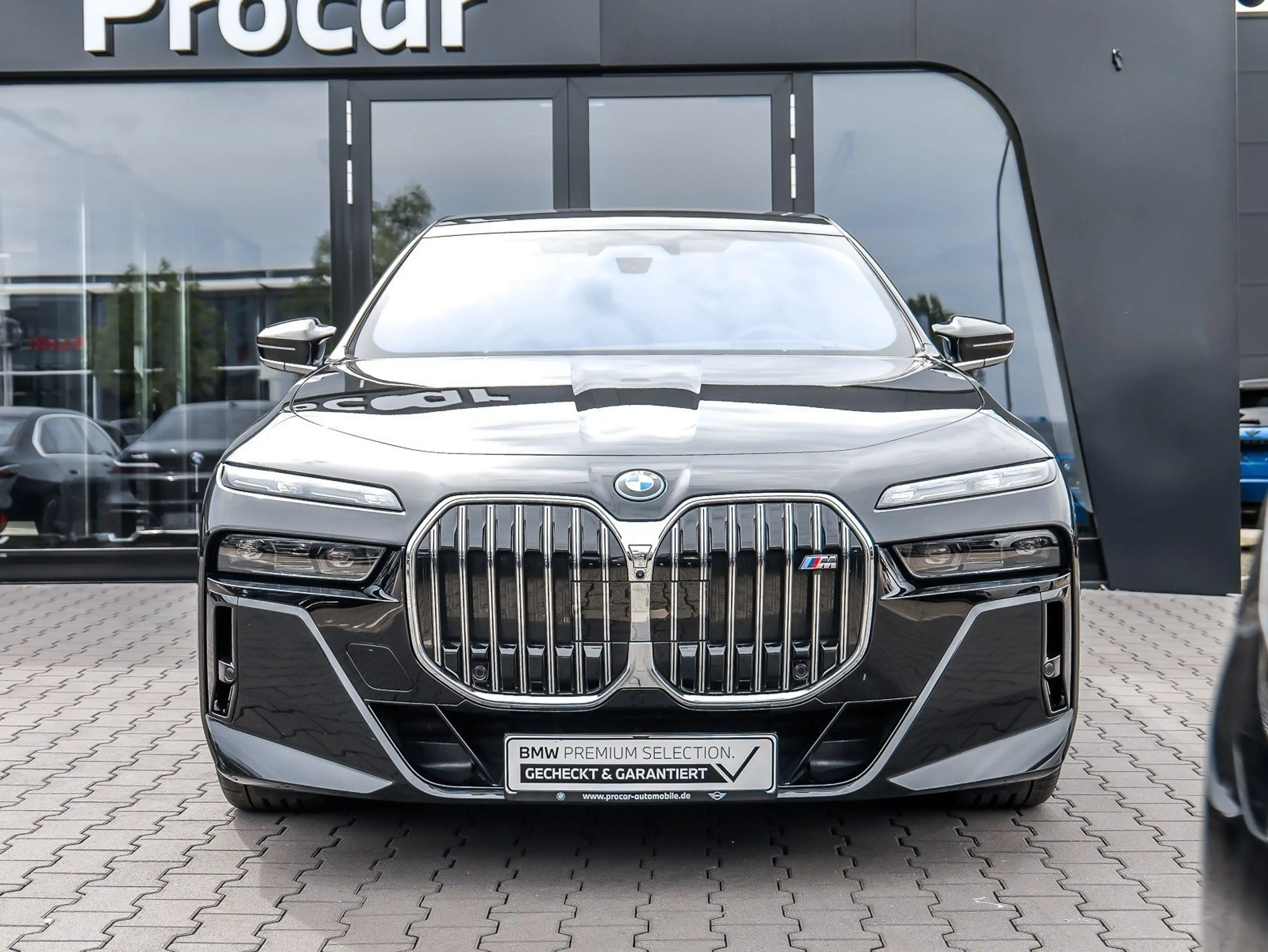 BMW i7 M70 xDrive Limousine — photo 9