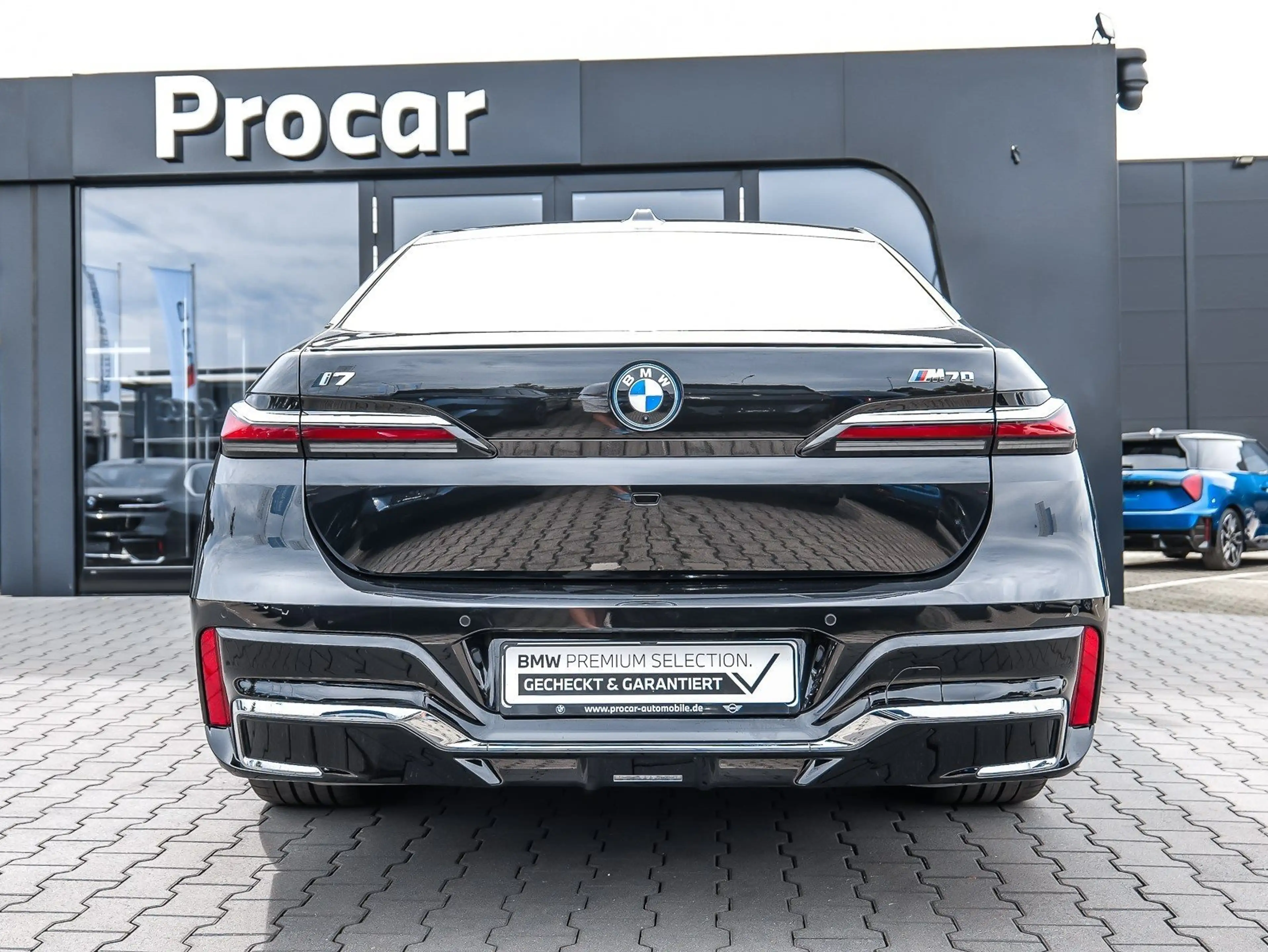 BMW i7 M70 xDrive Limousine — photo 12