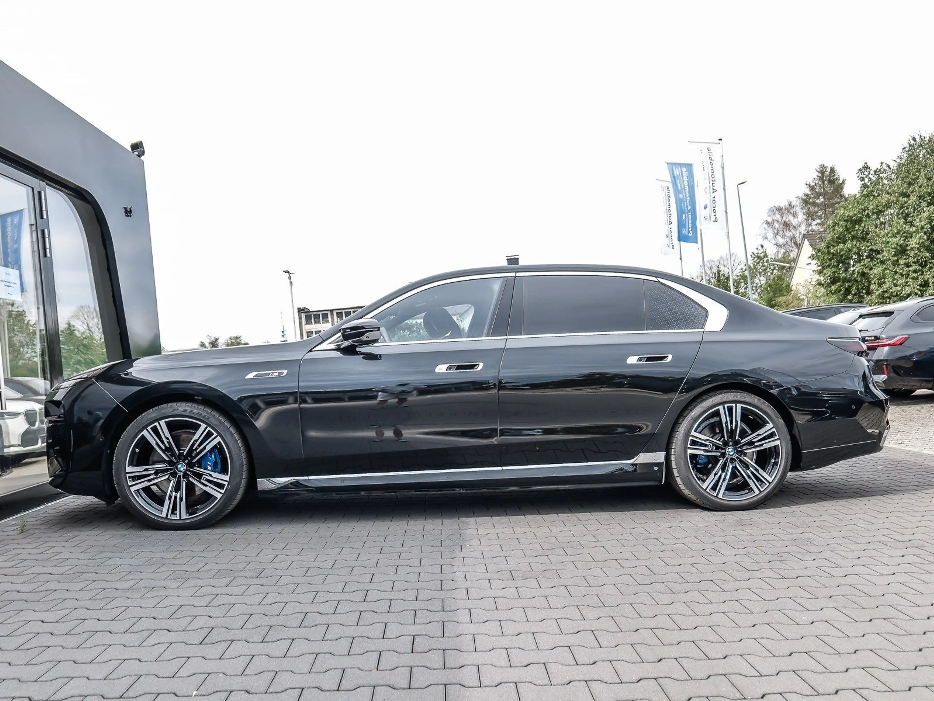BMW i7 M70 xDrive Limousine — photo 10