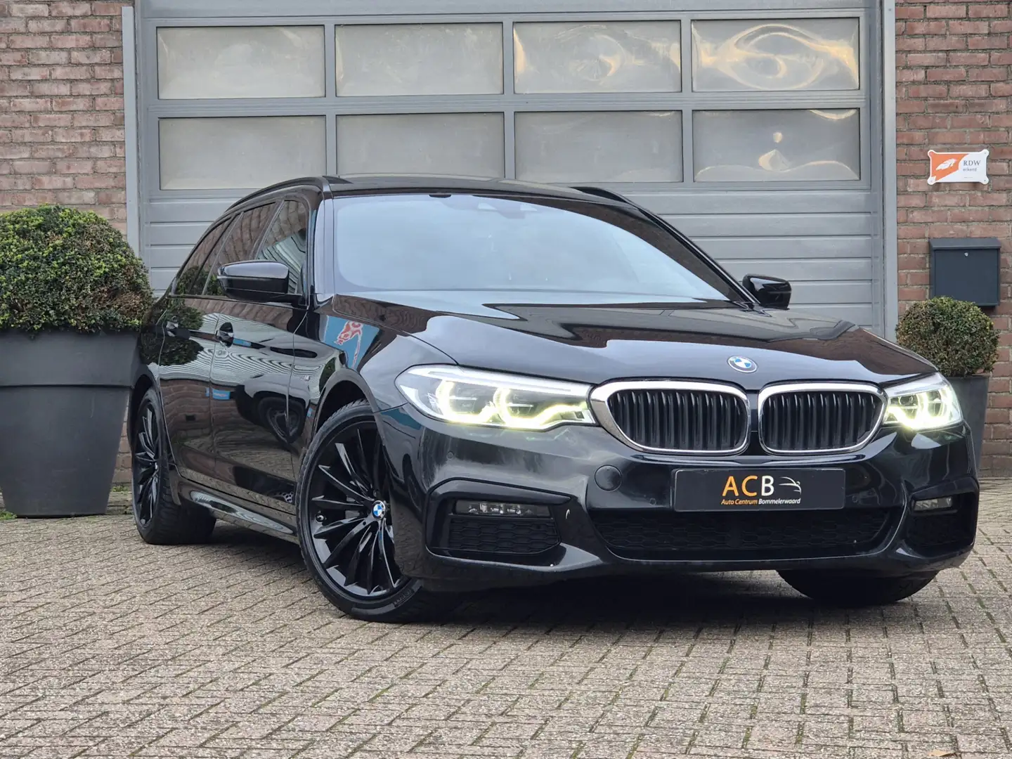 BMW 520 5-serie Touring 520i High Executive Edition Schuif Zwart - 1