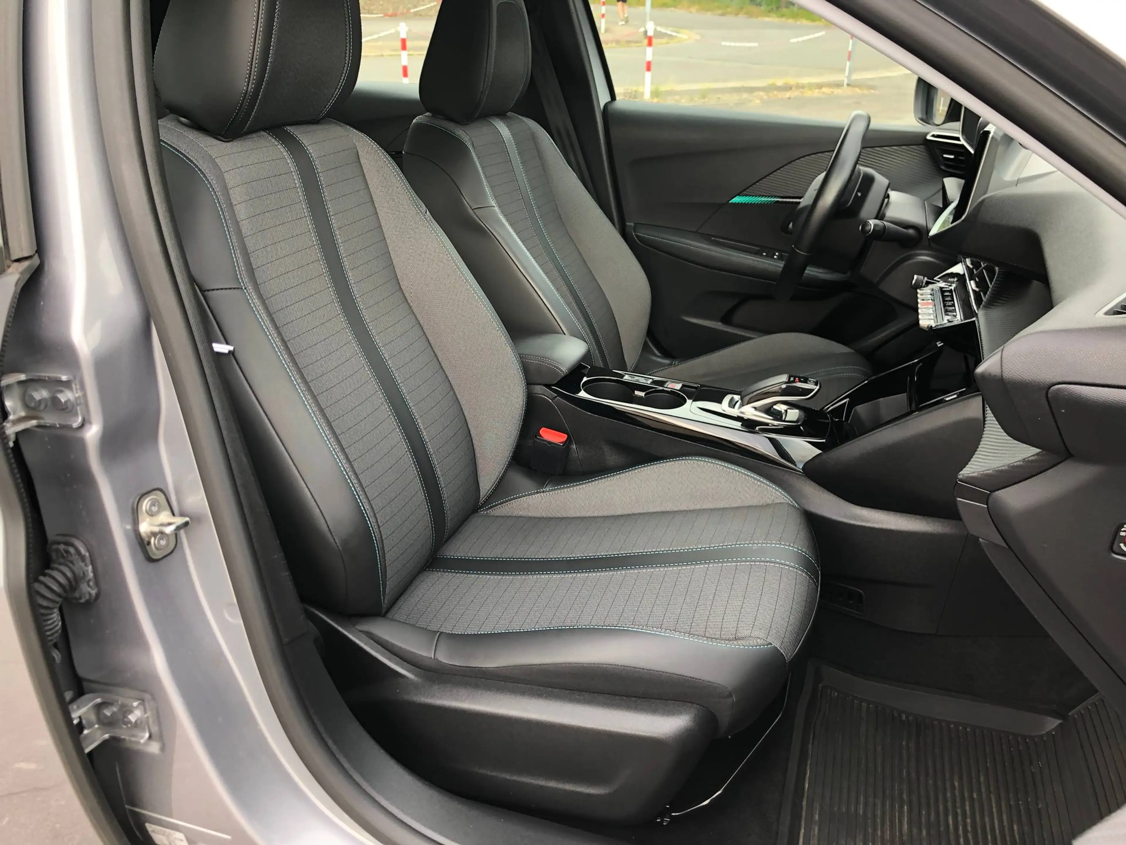 Peugeot 208 e- Allure Navi/Sitzheizung/3-D Cockpit/1.Hand — photo 9