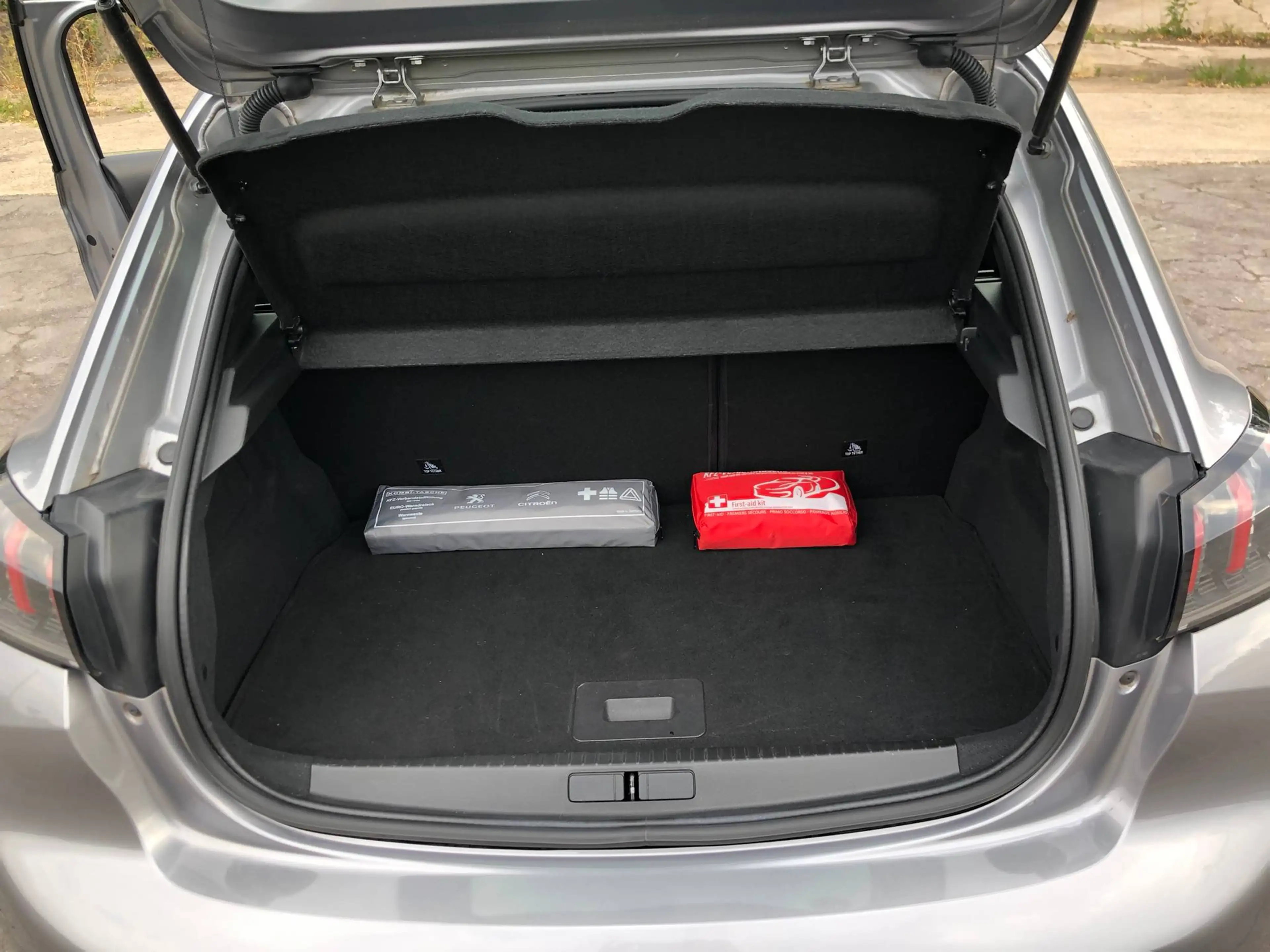 Peugeot 208 e- Allure Navi/Sitzheizung/3-D Cockpit/1.Hand — photo 15