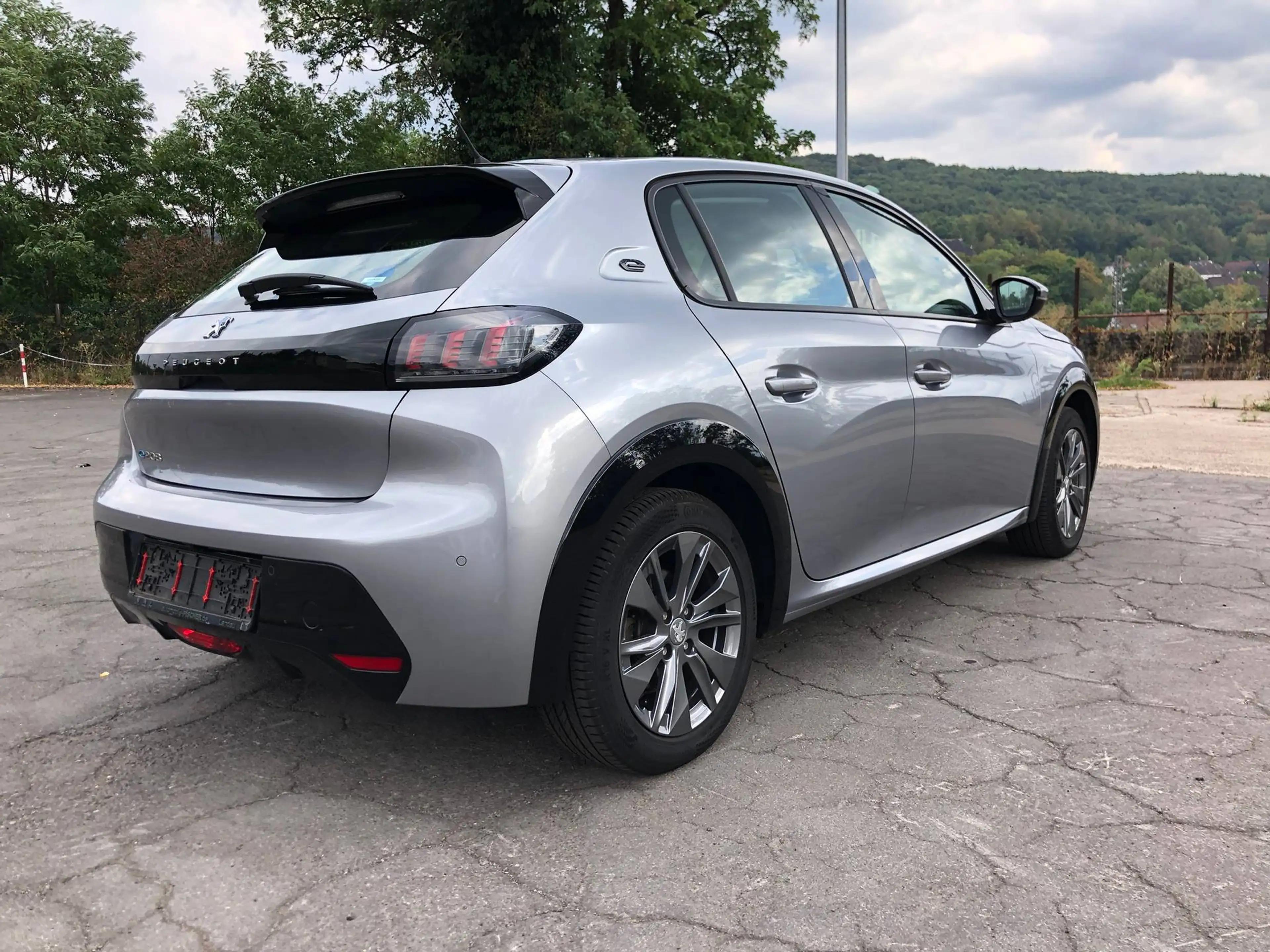 Peugeot 208 e- Allure Navi/Sitzheizung/3-D Cockpit/1.Hand — photo 8