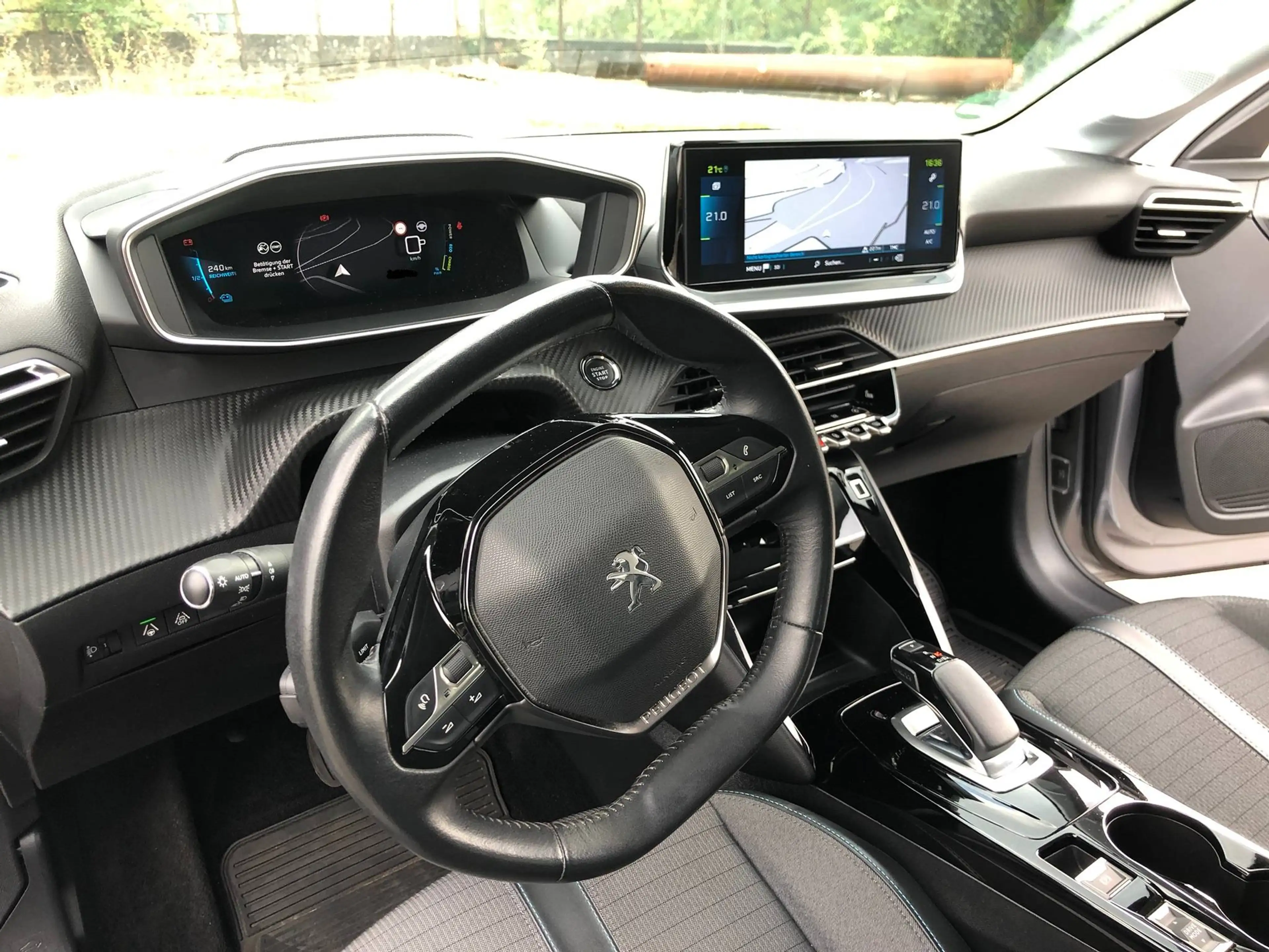Peugeot 208 e- Allure Navi/Sitzheizung/3-D Cockpit/1.Hand — photo 12