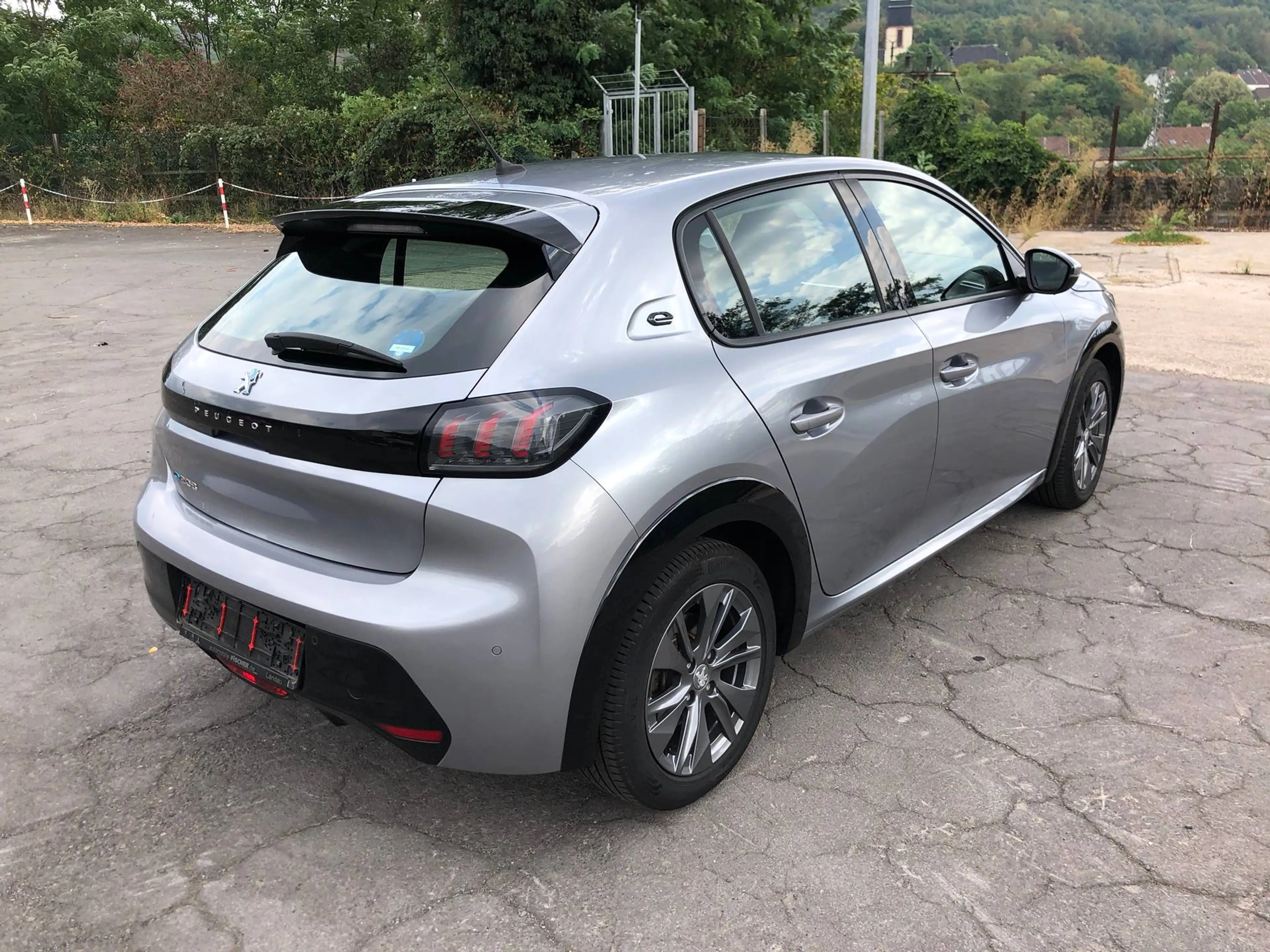 Peugeot 208 e- Allure Navi/Sitzheizung/3-D Cockpit/1.Hand — photo 7