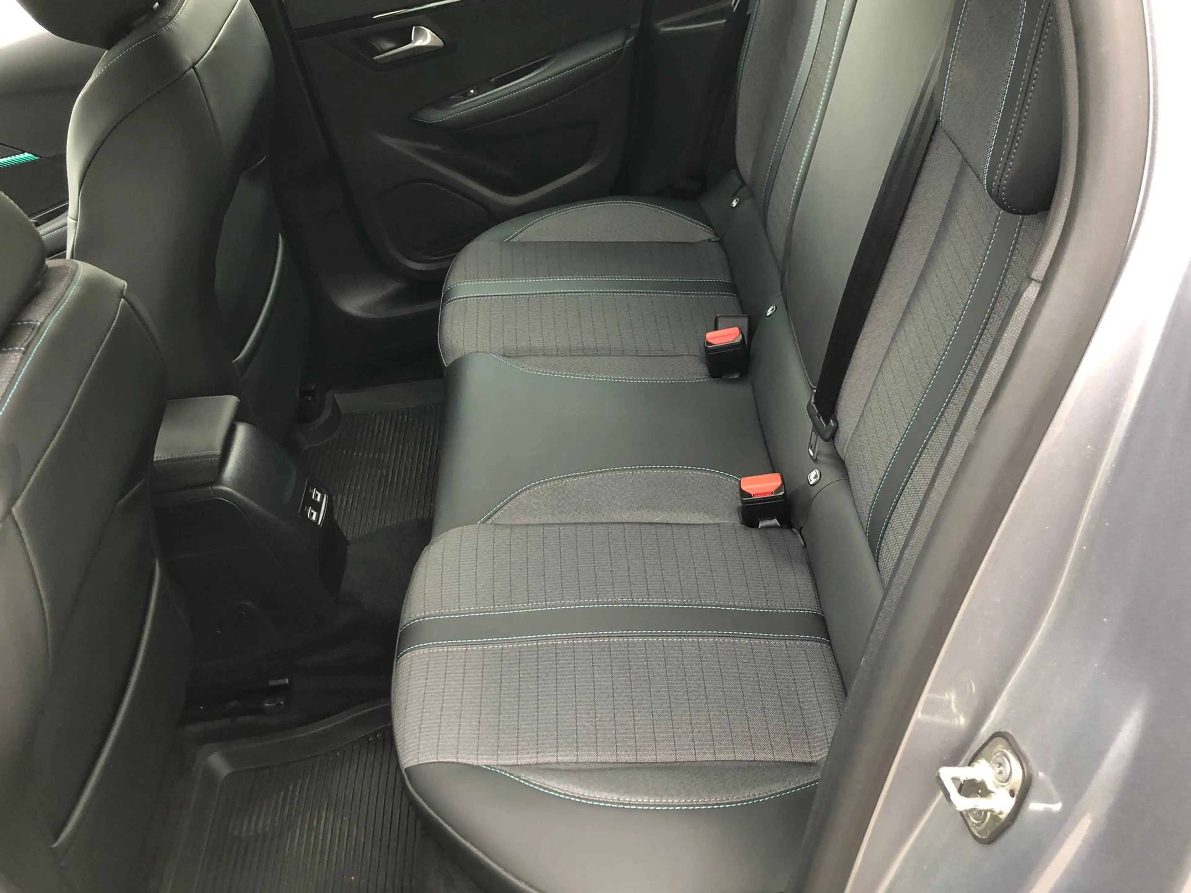 Peugeot 208 e- Allure Navi/Sitzheizung/3-D Cockpit/1.Hand — photo 14