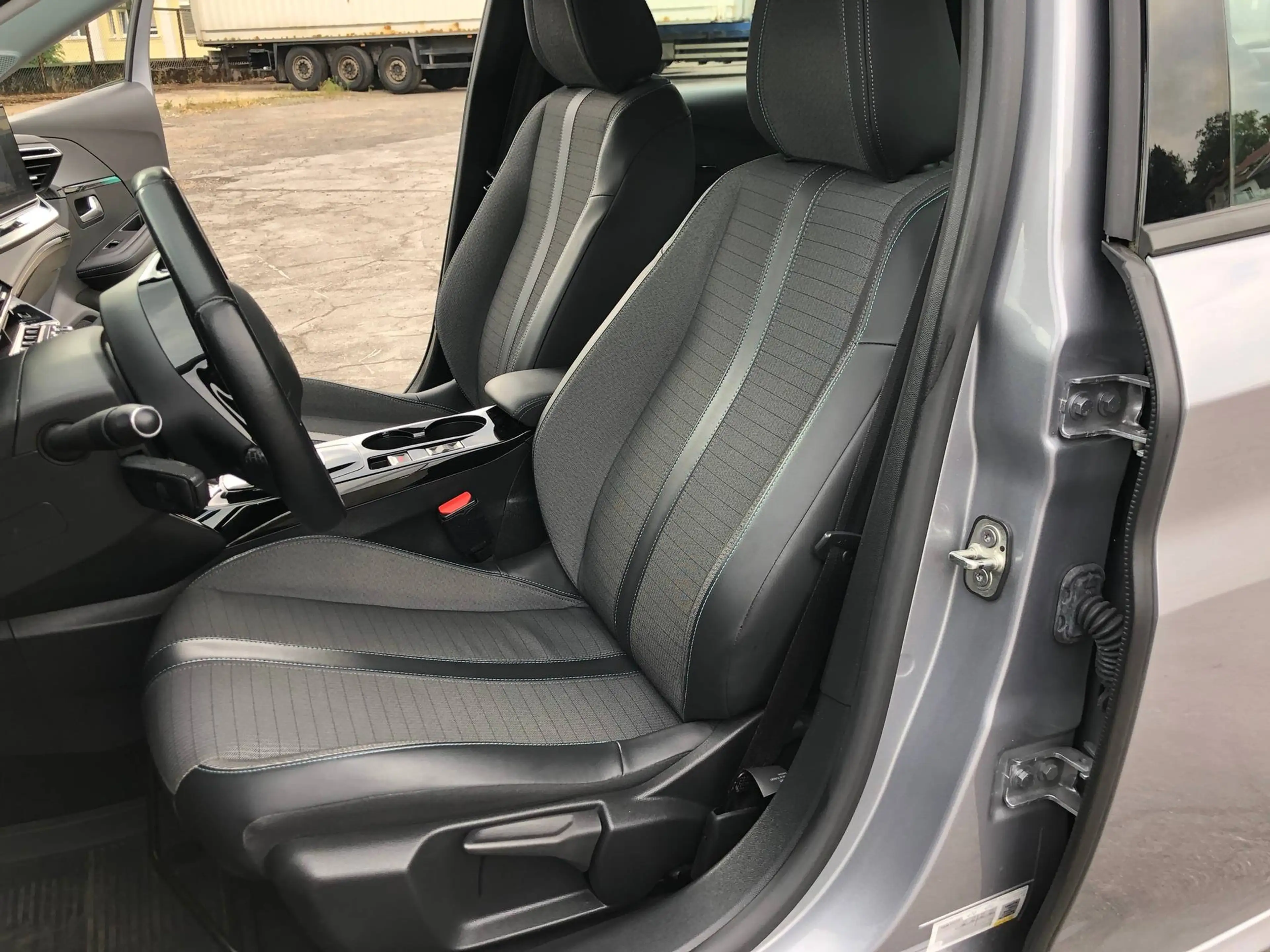 Peugeot 208 e- Allure Navi/Sitzheizung/3-D Cockpit/1.Hand — photo 11