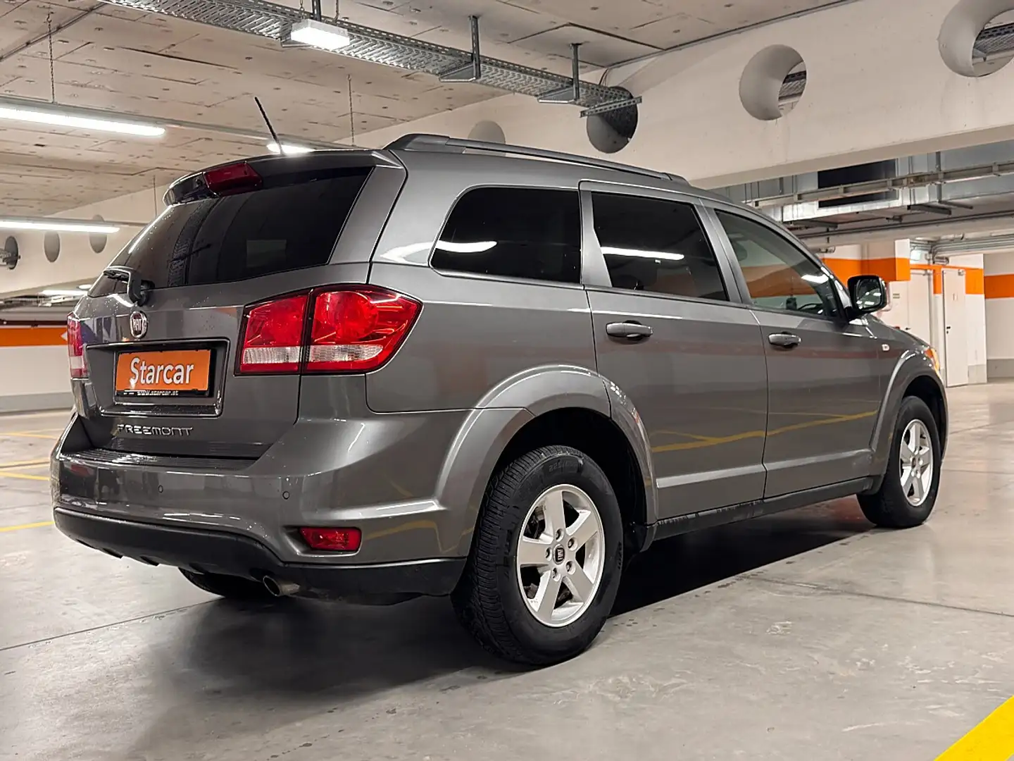 Fiat Freemont 2,0 Multijet II 140 Lounge*7-SITZER*TEMPOMAT*SC... Grau - 2