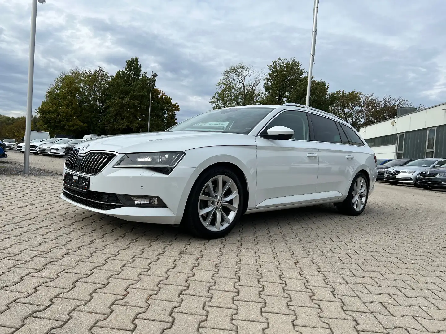 Skoda Superb Combi 2.0 TDI Premium Edition Pano-SD AHK Weiß - 1