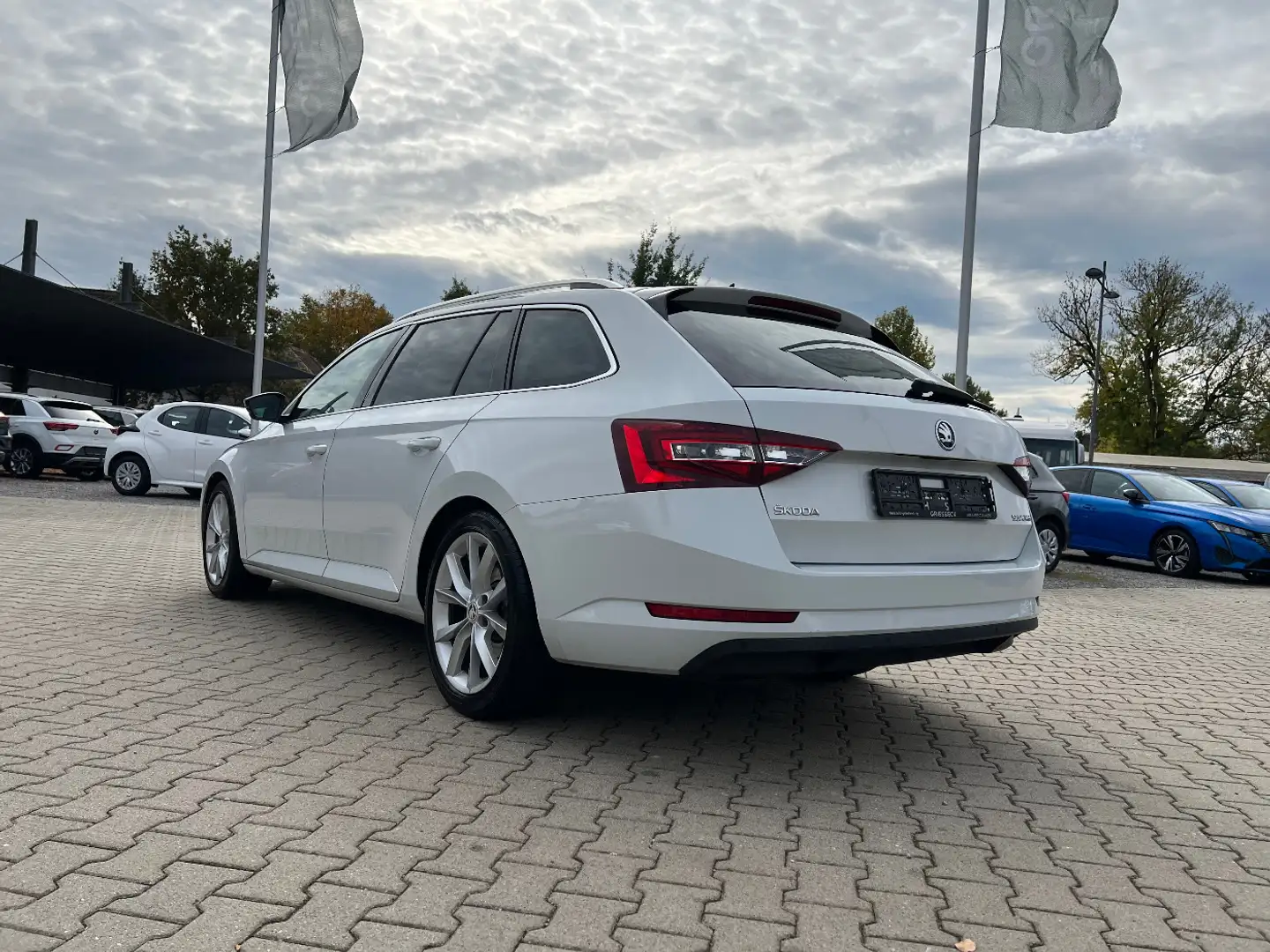 Skoda Superb Combi 2.0 TDI Premium Edition Pano-SD AHK Weiß - 2