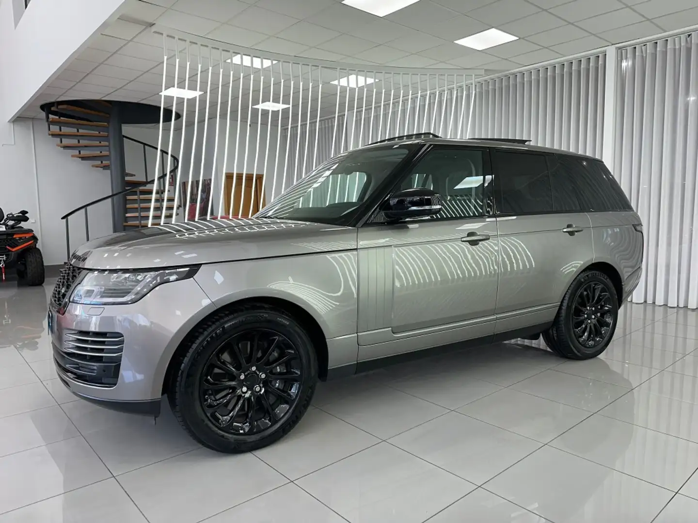 Land Rover Range Rover 2.0 i4 PHEV Vogue LWB 4WD Aut. Grijs - 2