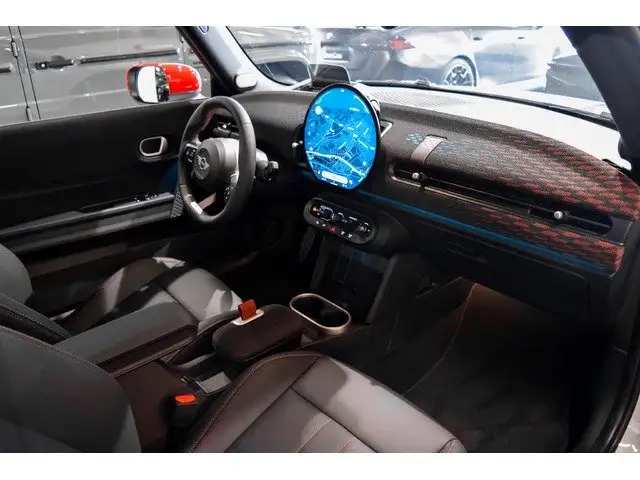Mini Hatch view 4